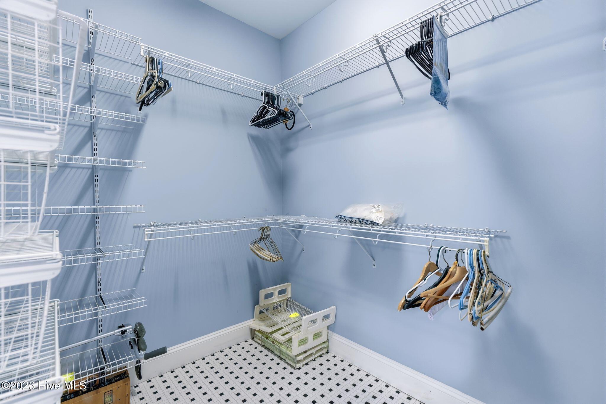 100561180 | Photo 50