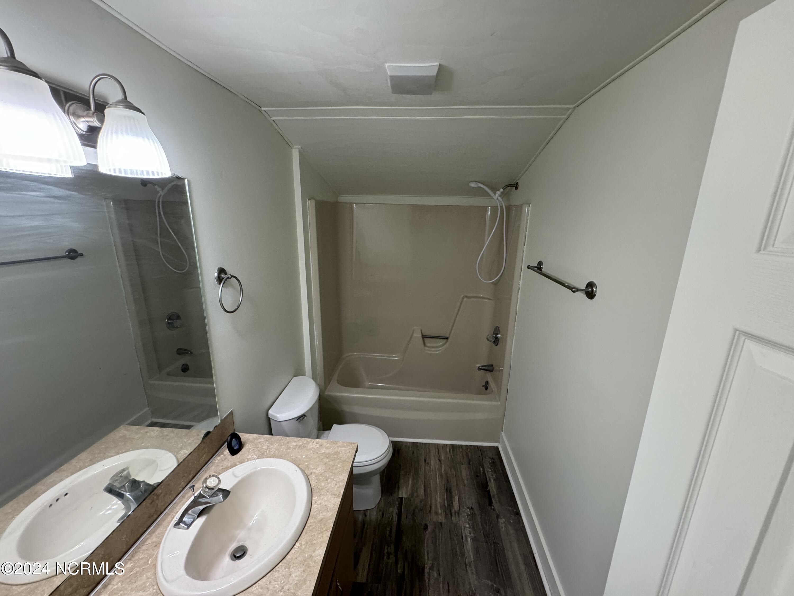 100549930 | Photo 11