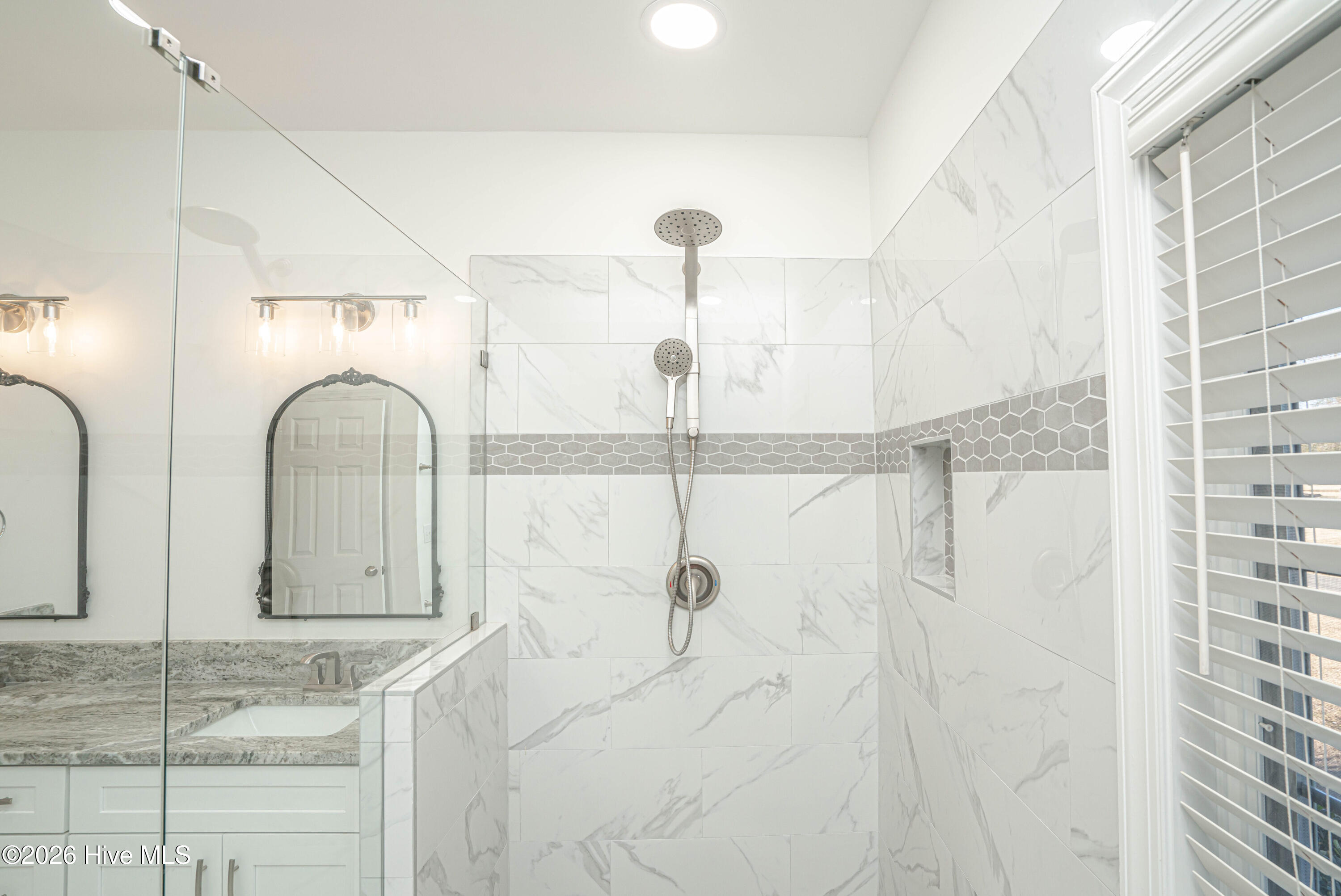 100553430 | Photo 43