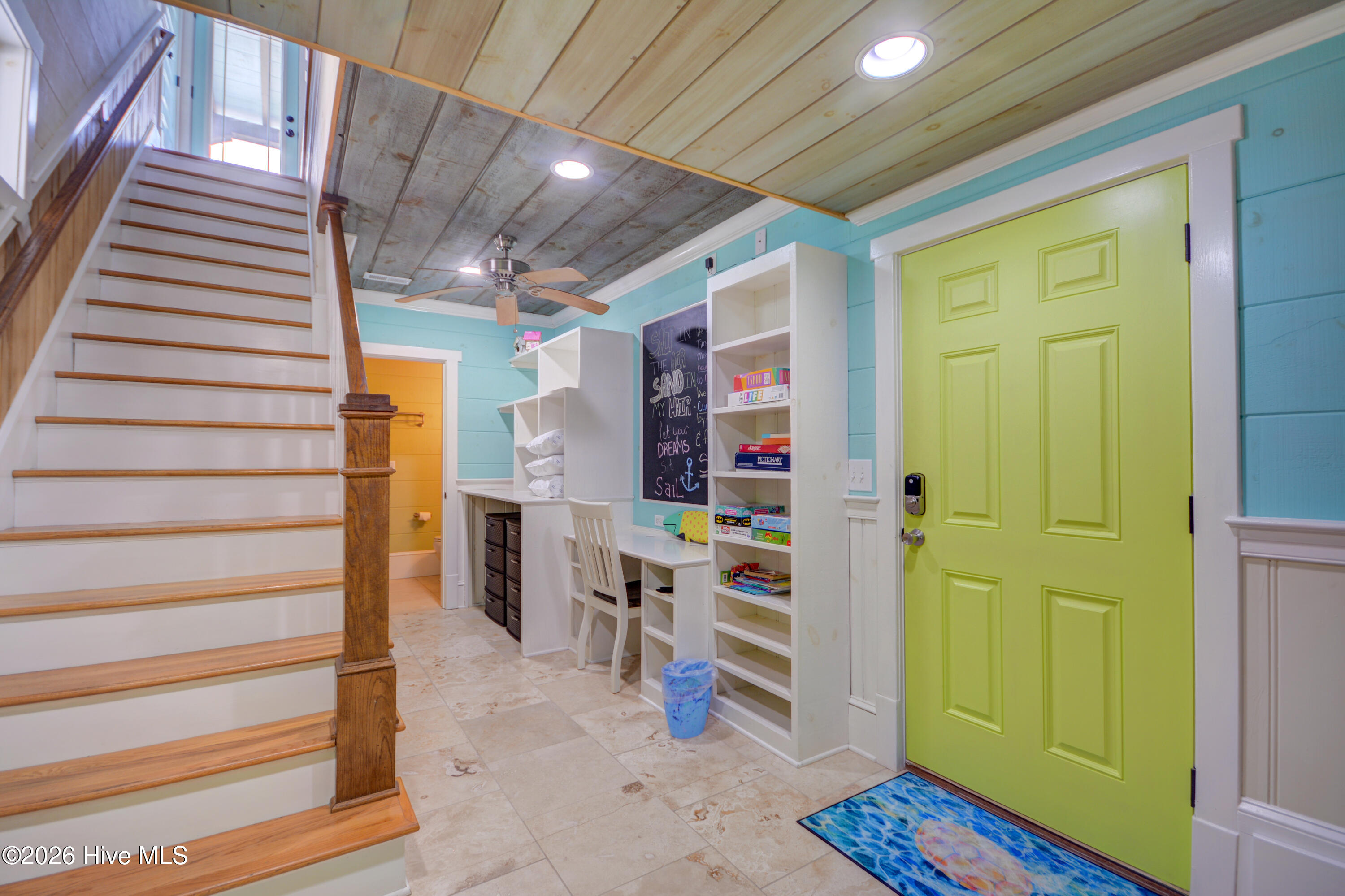 100565918 | Photo 24