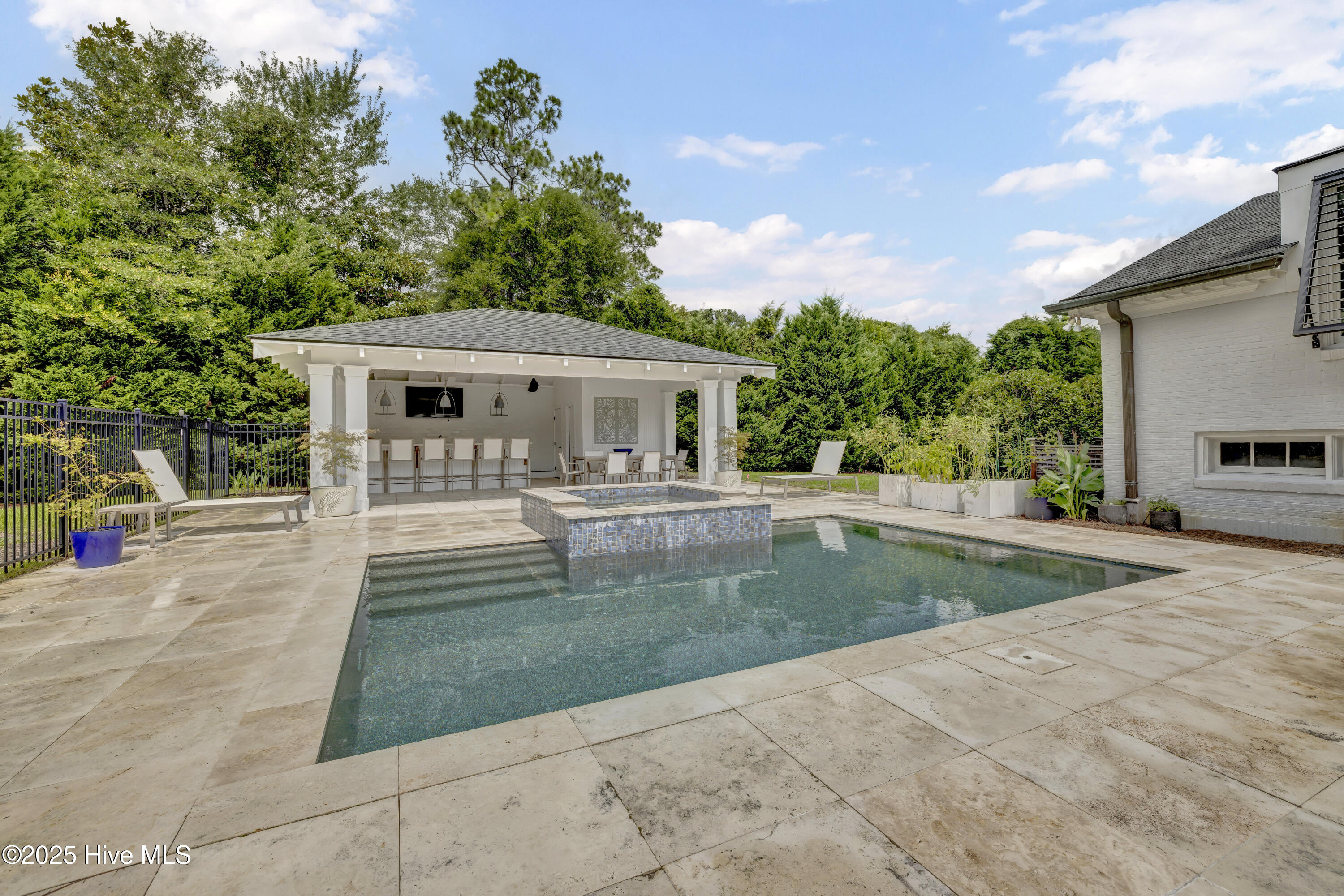 100519719 | Photo 41