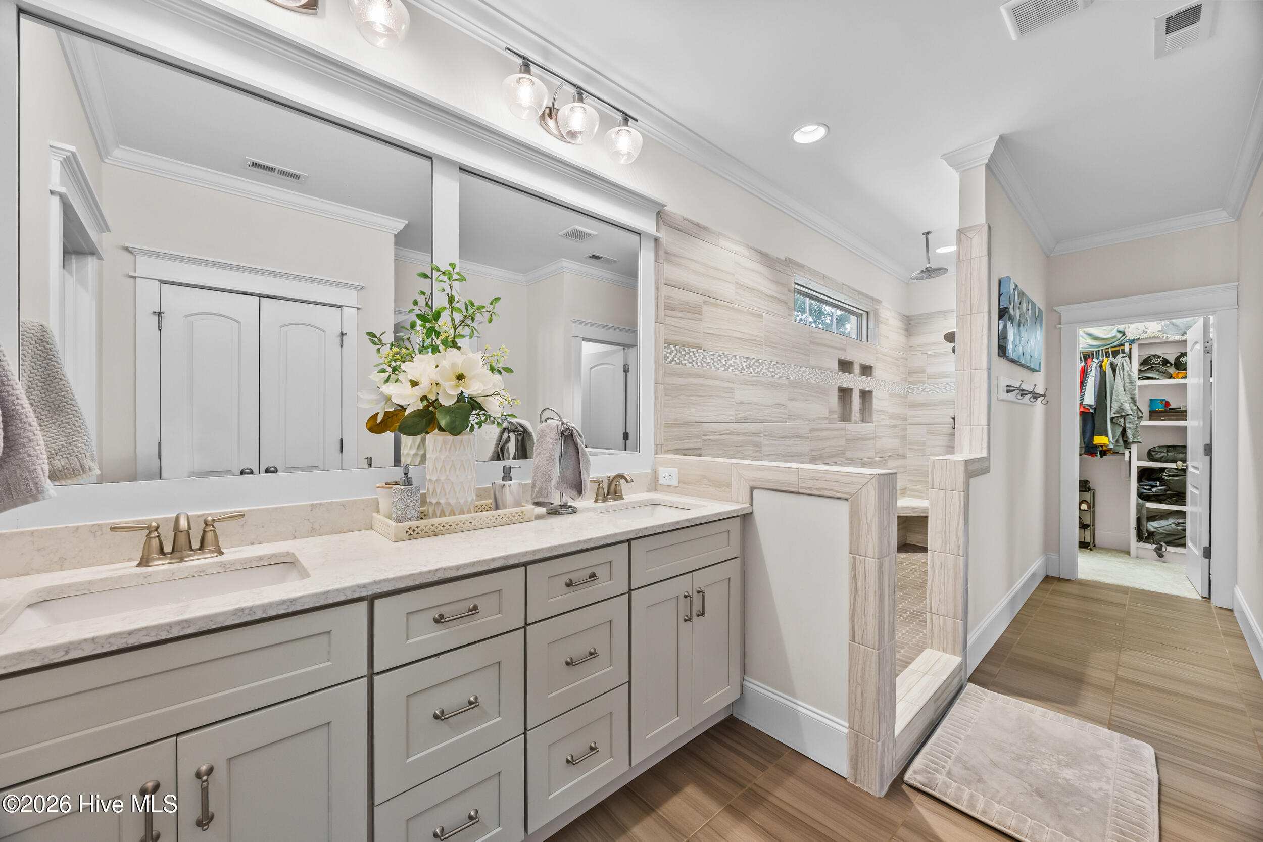 100562182 | Photo 43