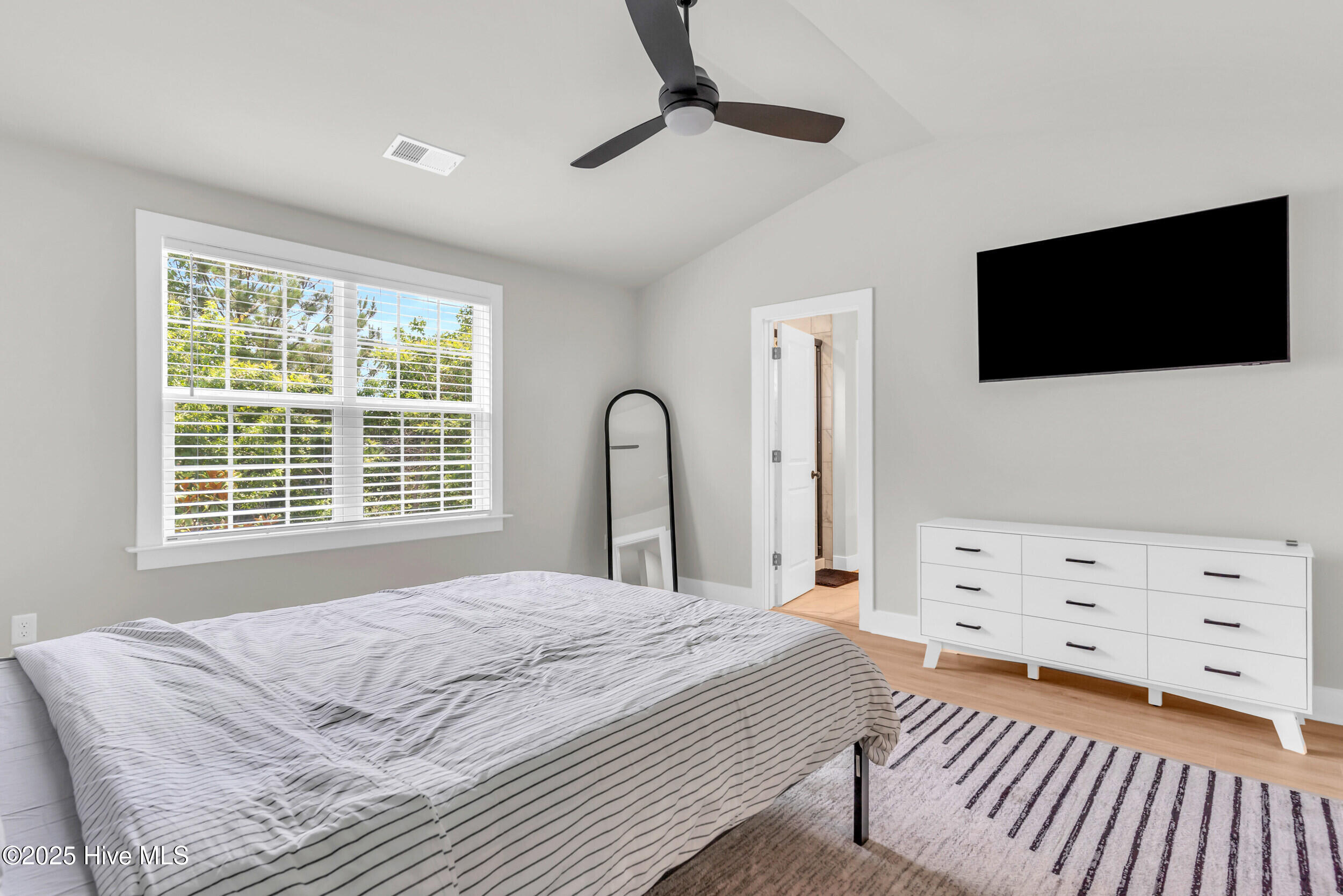 100563674 | Photo 23