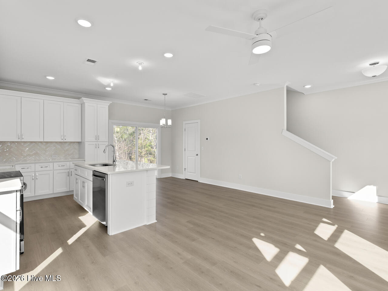 100532361 | Photo 14