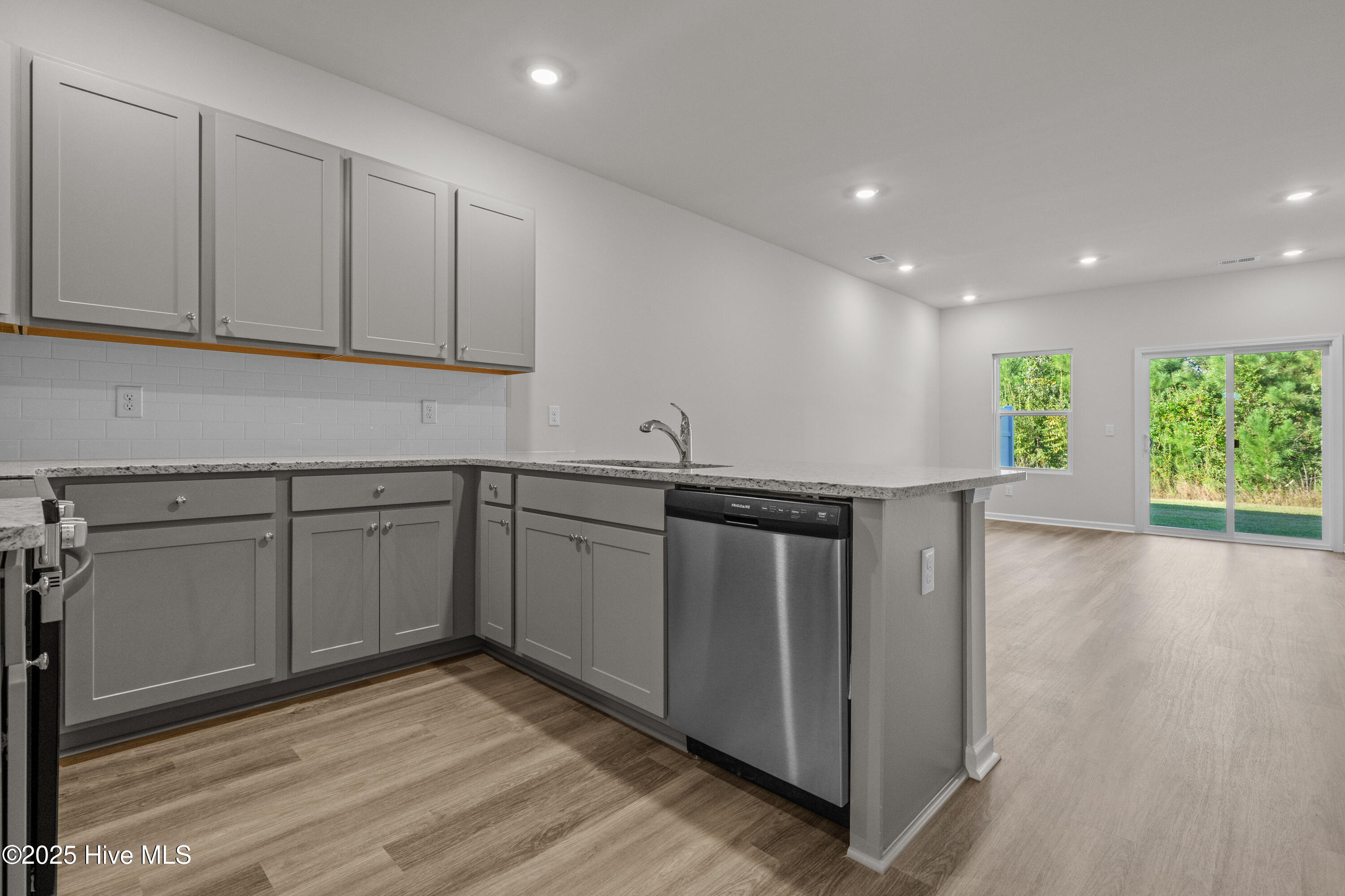 100536974 | Photo 15