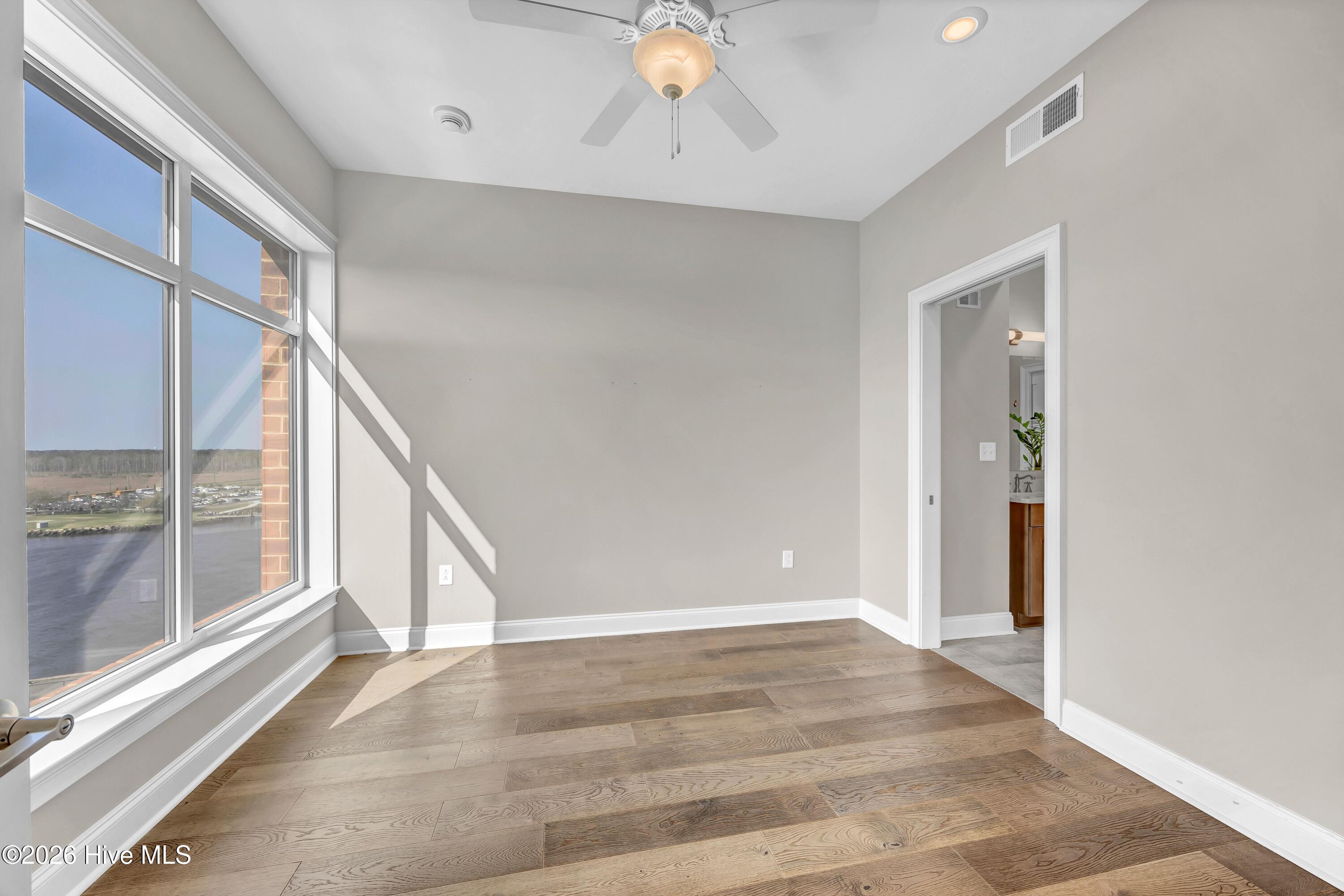 100563569 | Photo 22