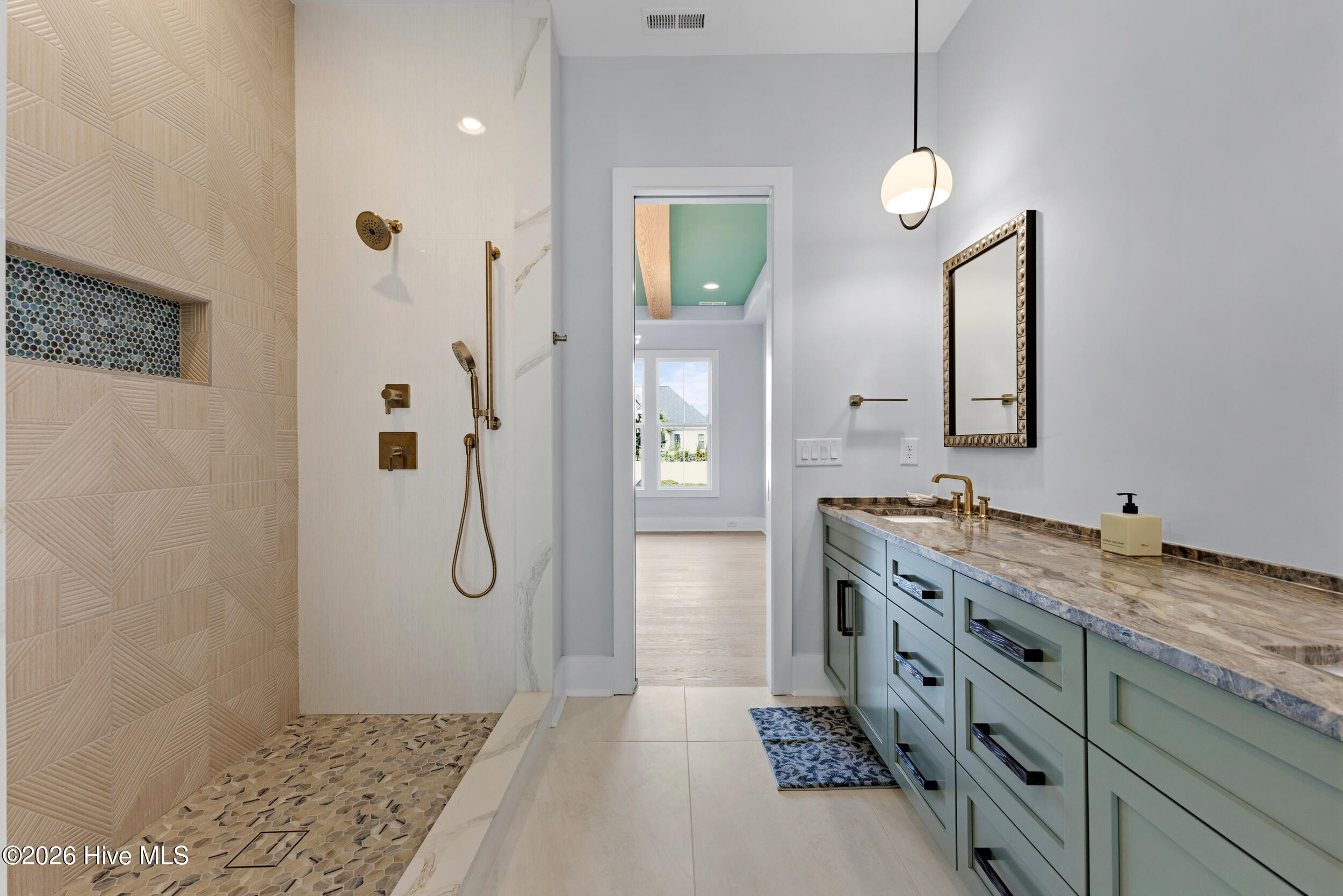 100556188 | Photo 22