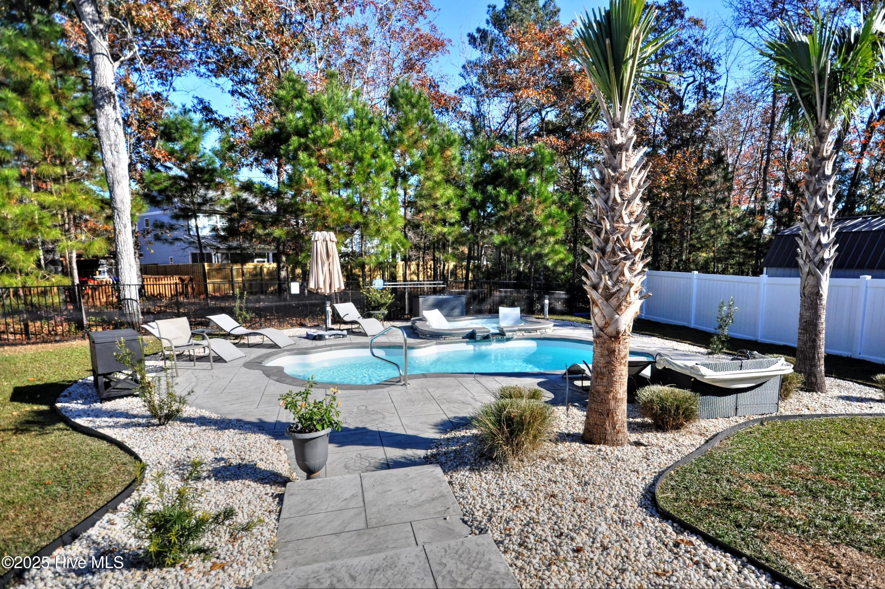 100541962 | Photo 19