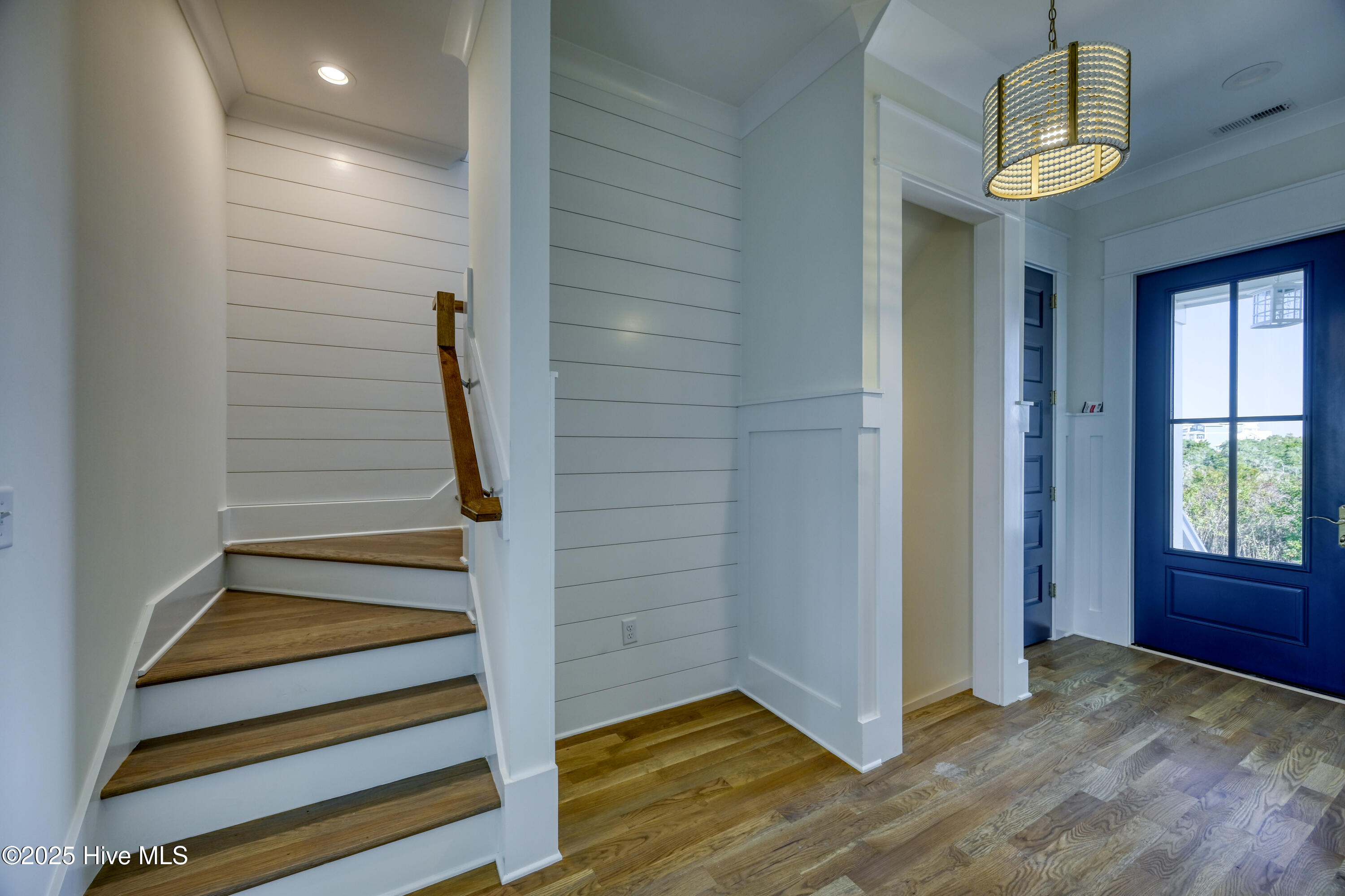 100516070 | Photo 44