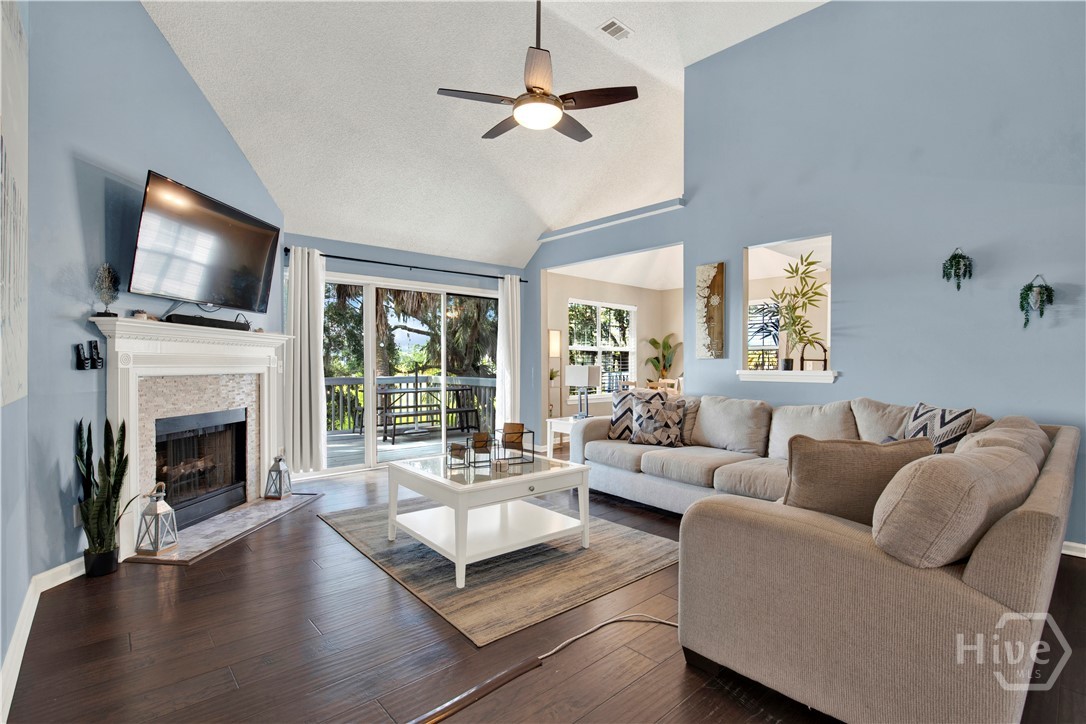 Living Room/Fireplace