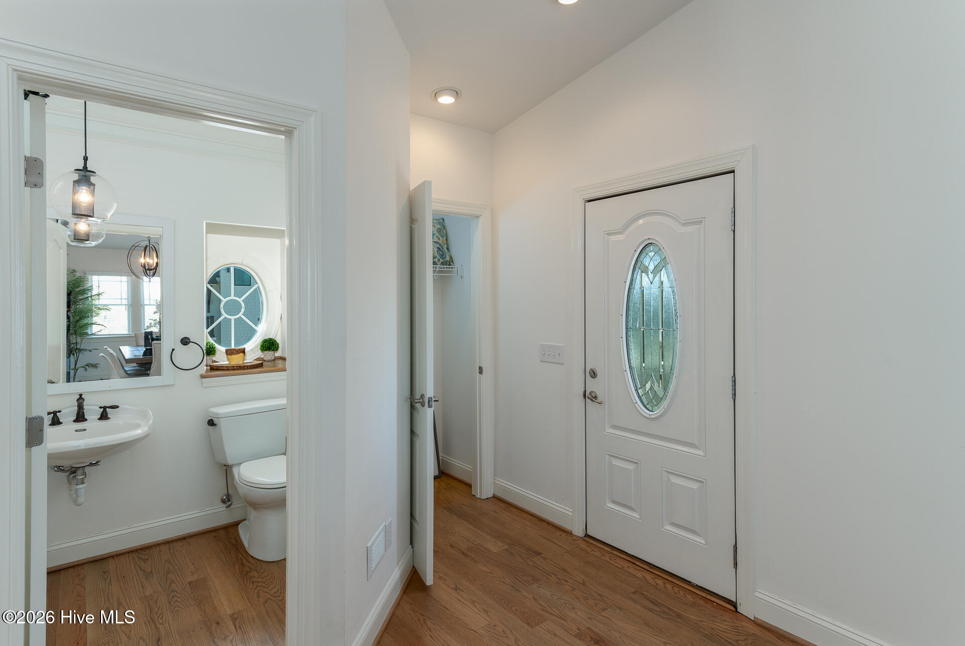 100562037 | Photo 43