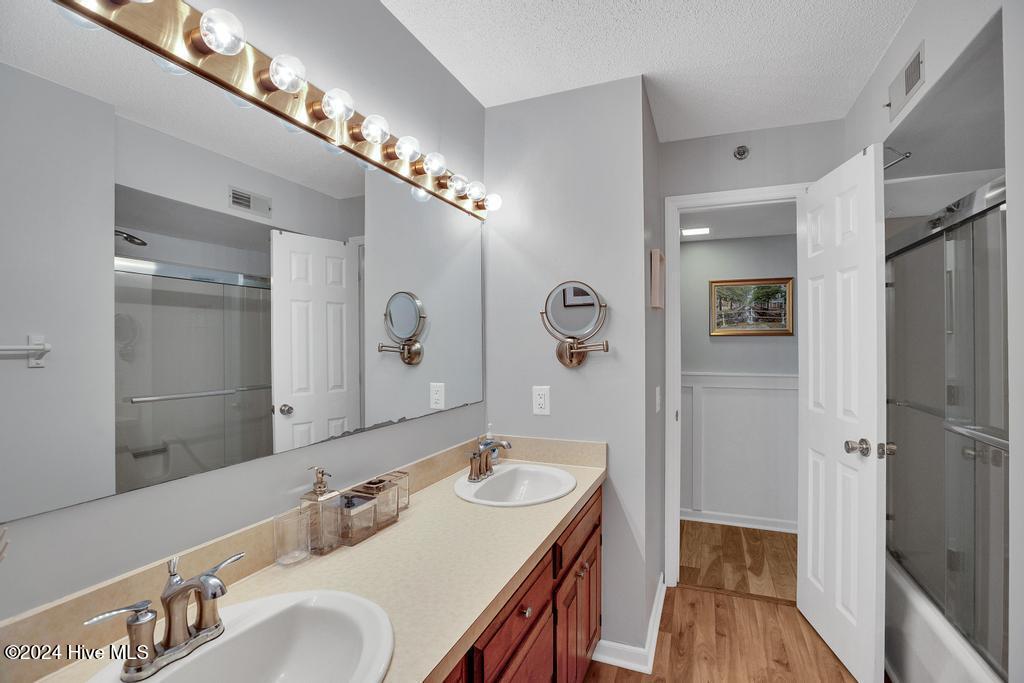 100556317 | Photo 19