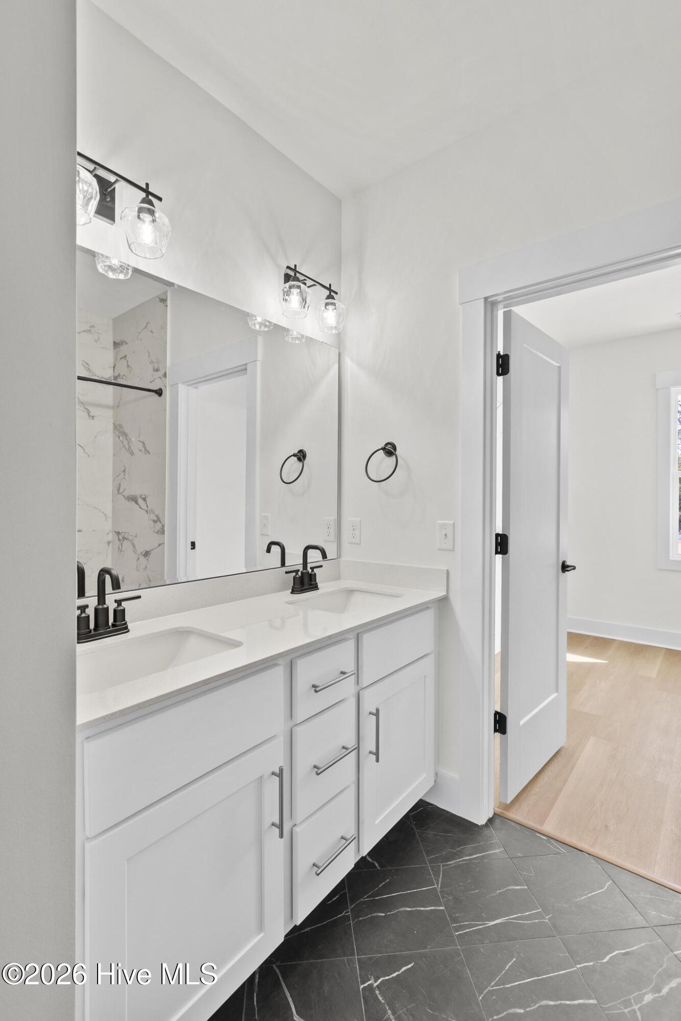 100567238 | Photo 17