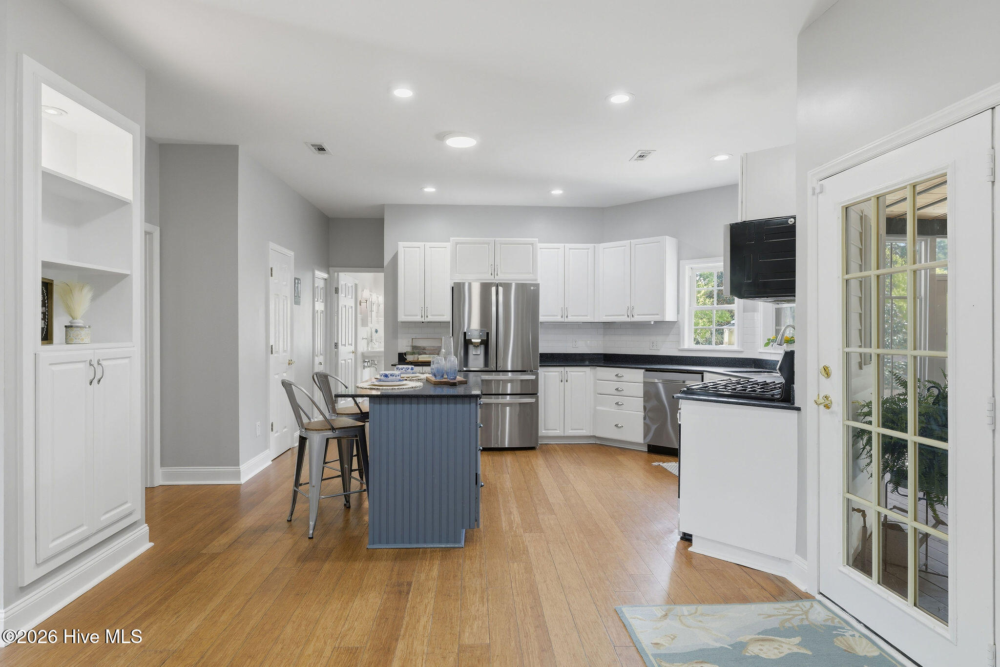 100565537 | Photo 41