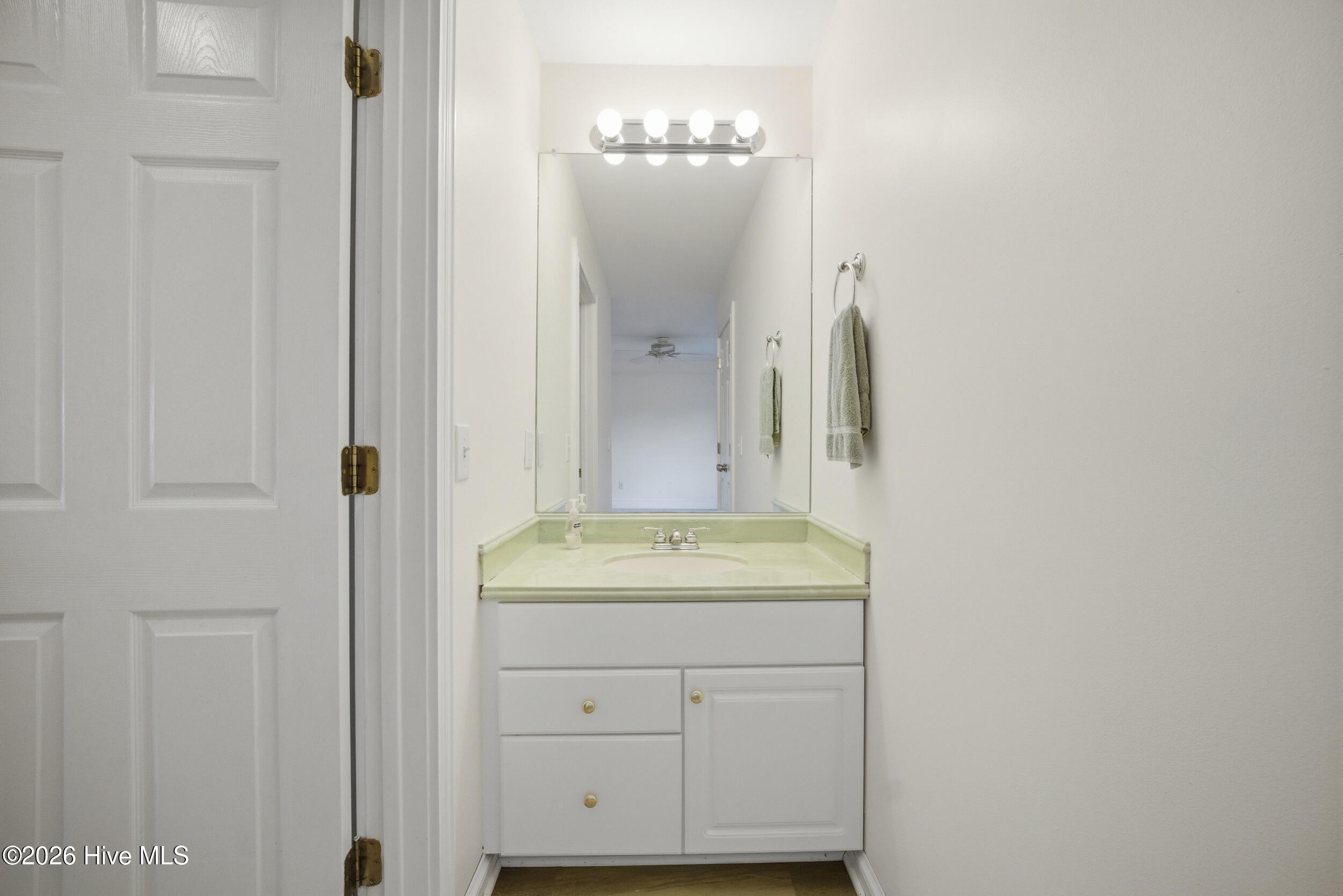 Jack & Jill bath between 3 & 4