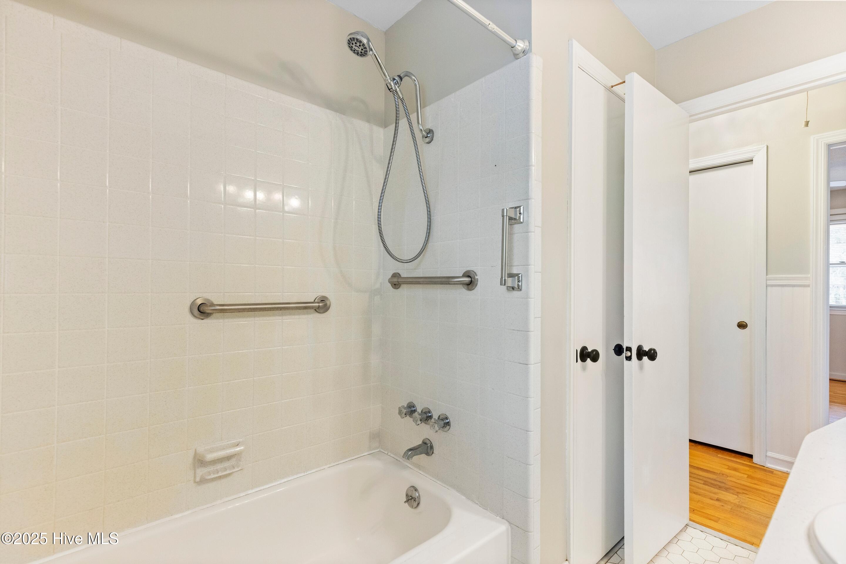 100534850 | Photo 18