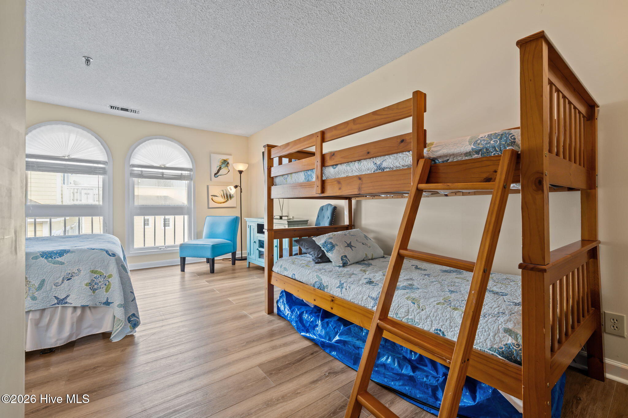 100562766 | Photo 28