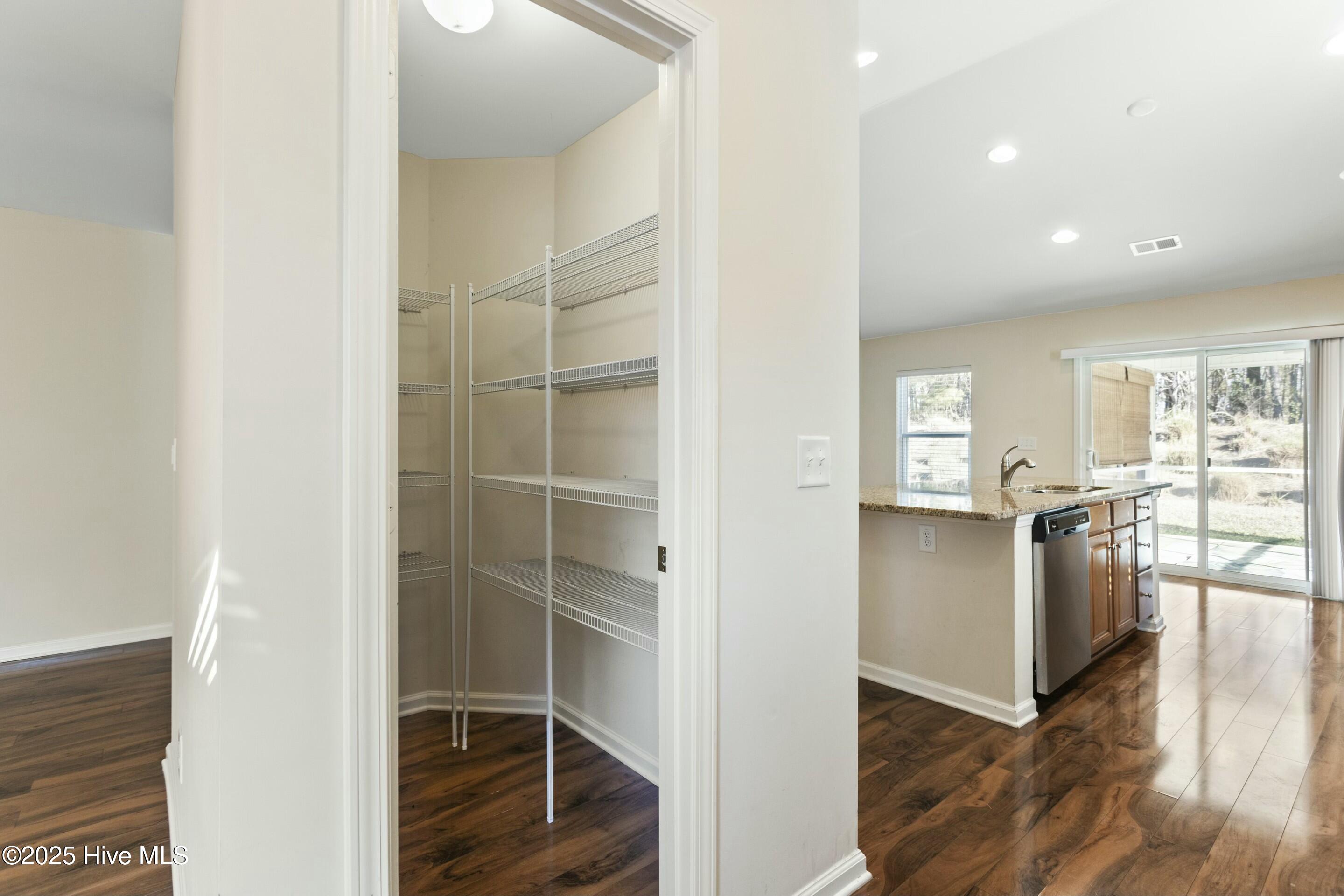 100494630 | Photo 12