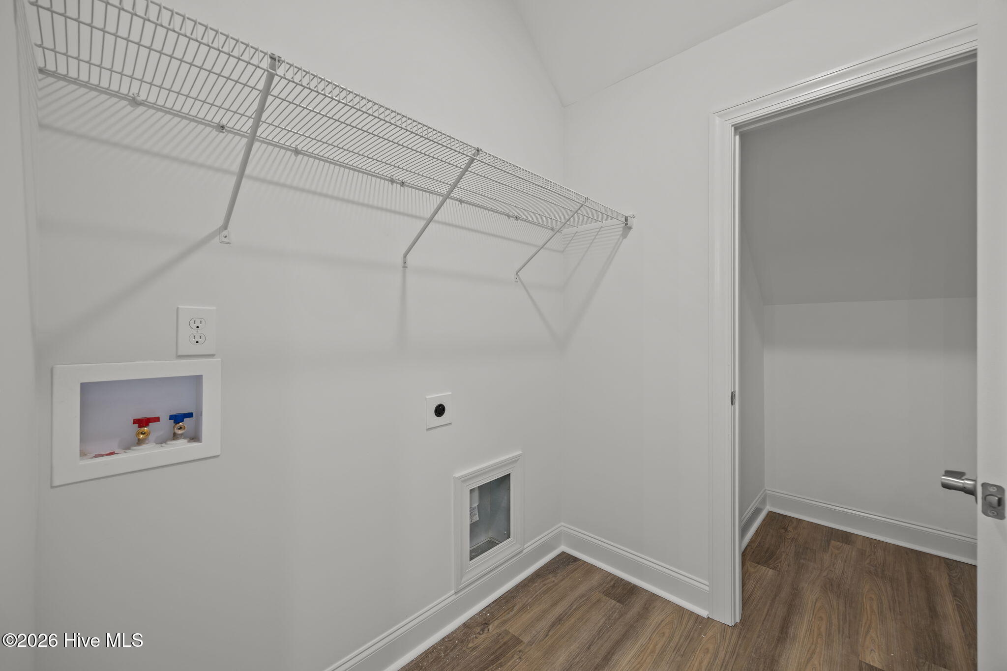 100528715 | Photo 25