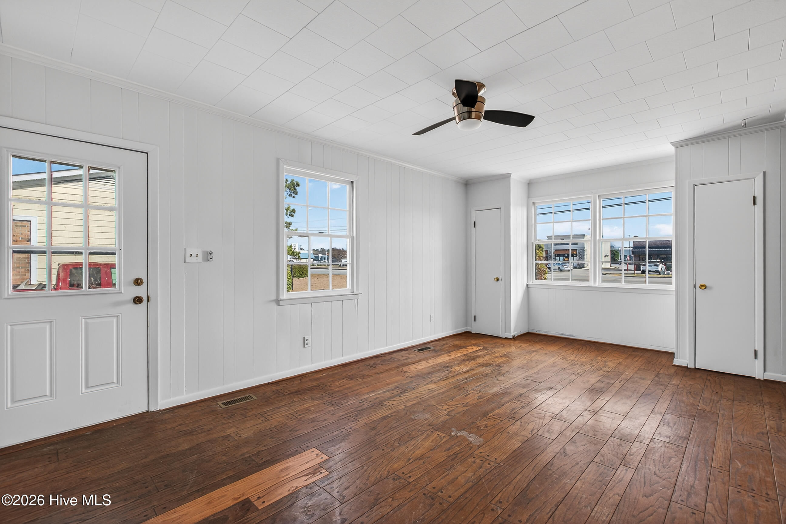 100548057 | Photo 28