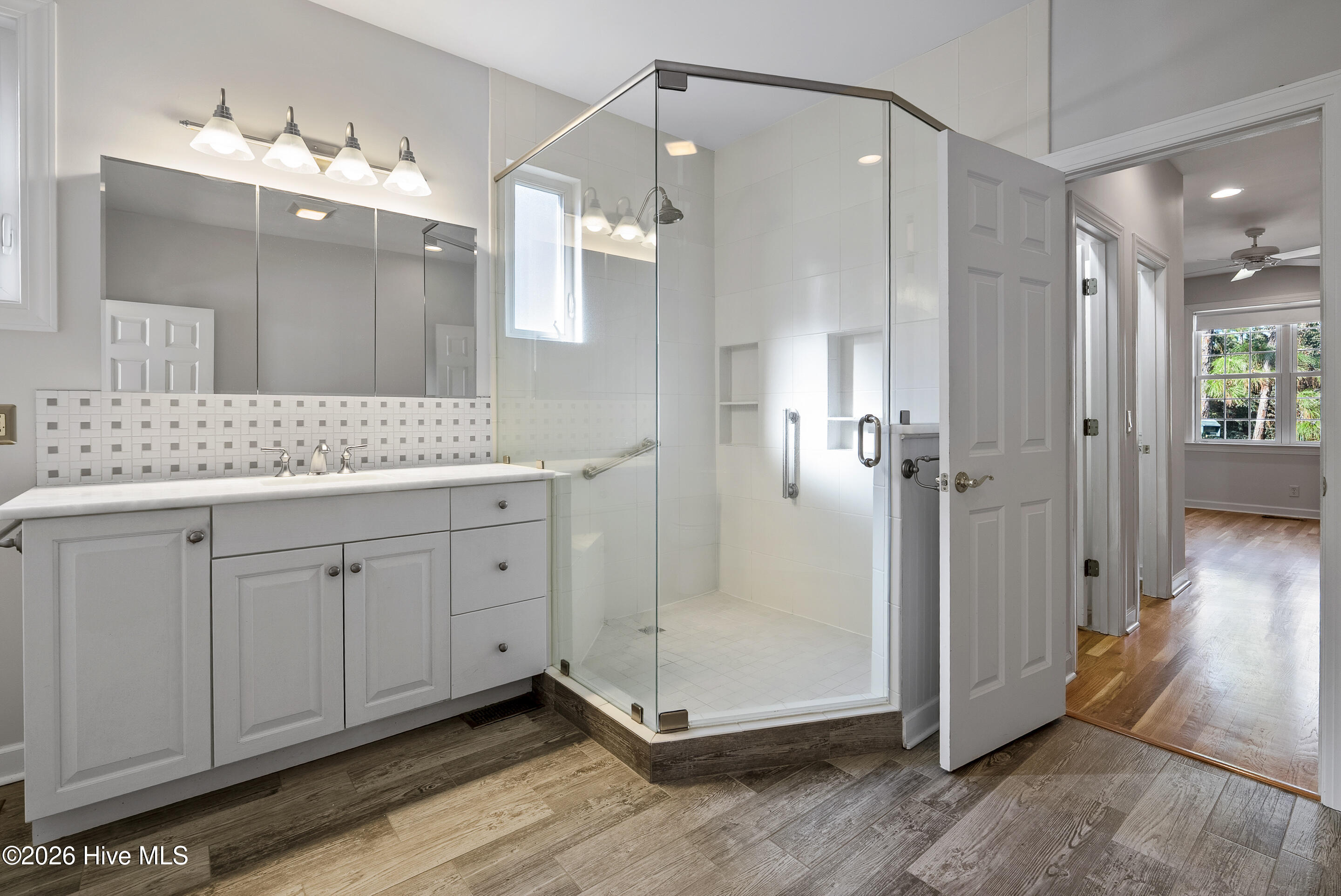 100558989 | Photo 25