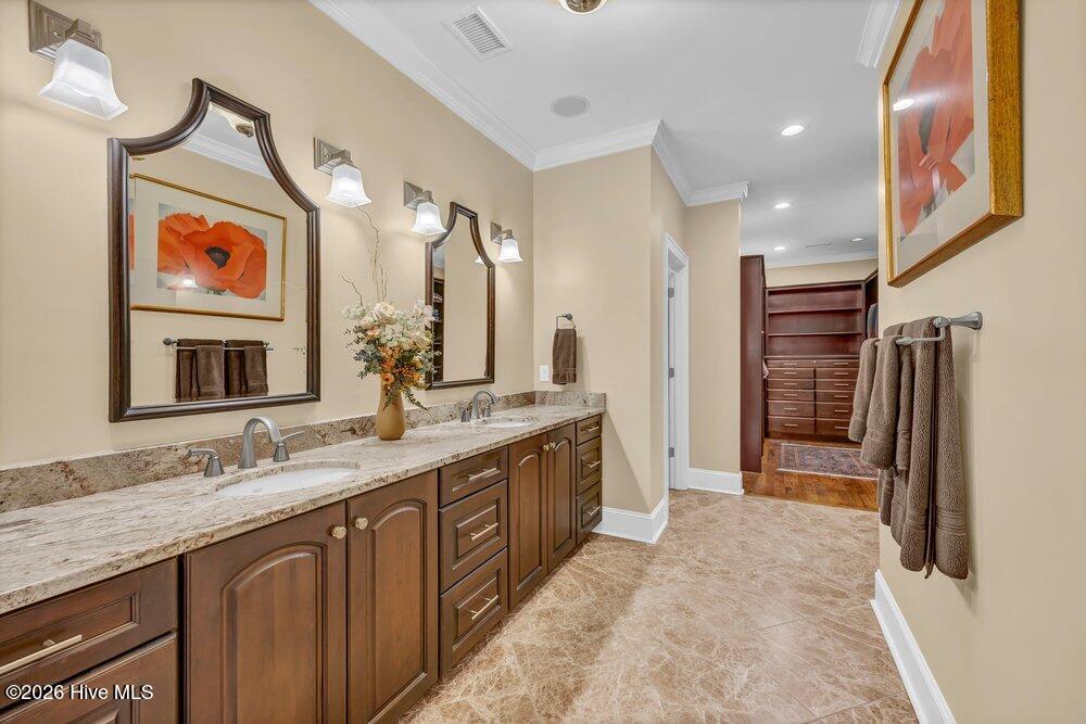 100557669 | Photo 30