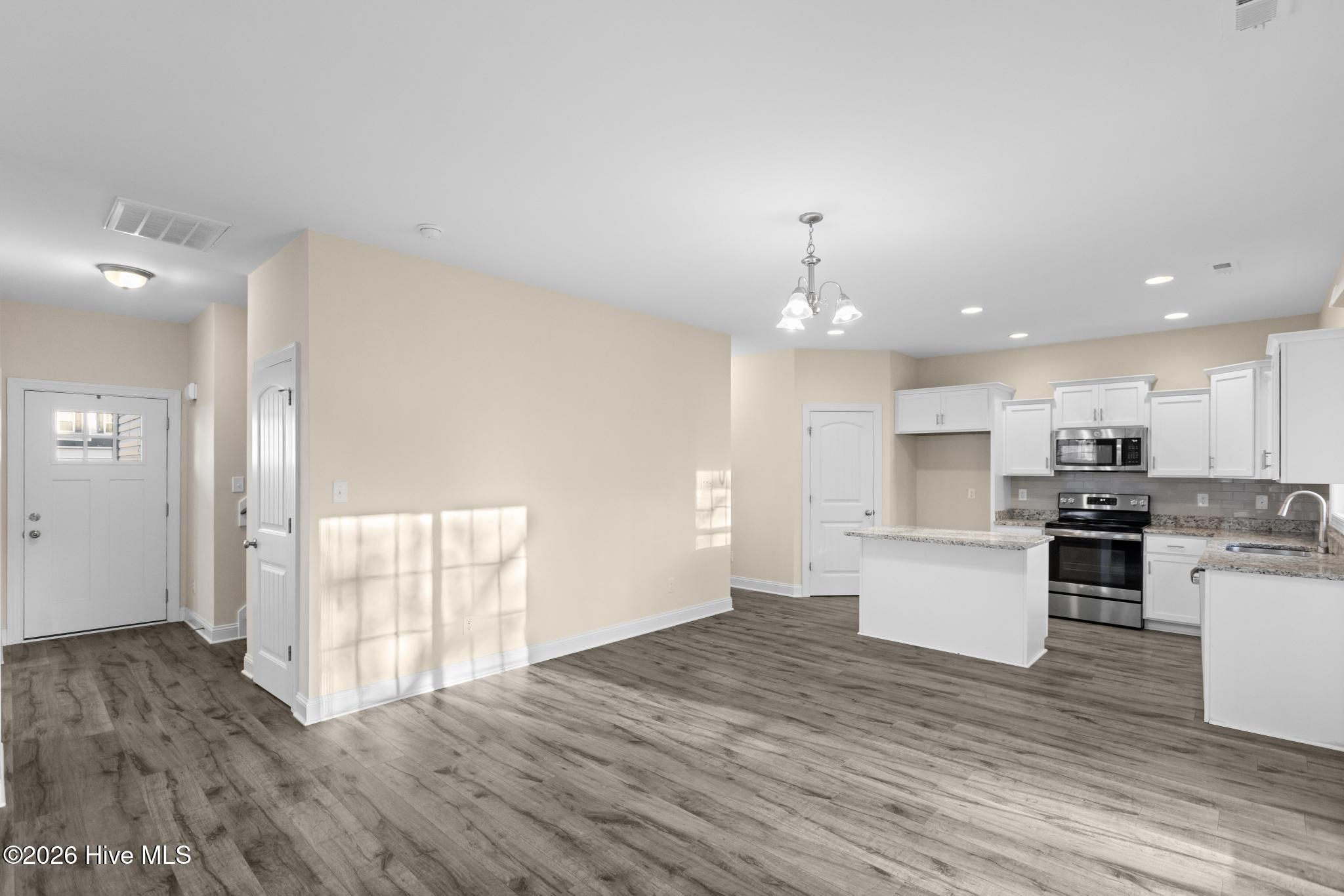 100560656 | Photo 10