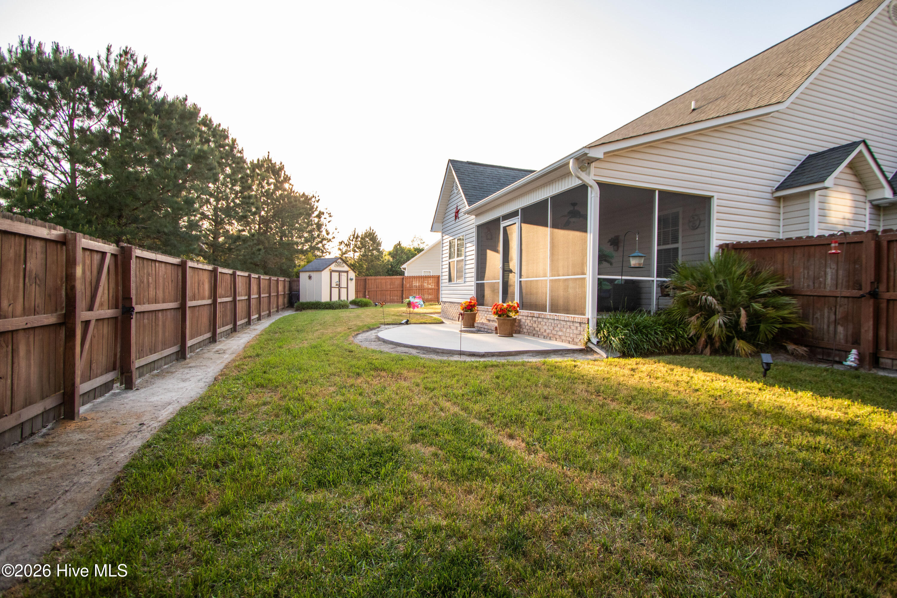 100569230 | Photo 25