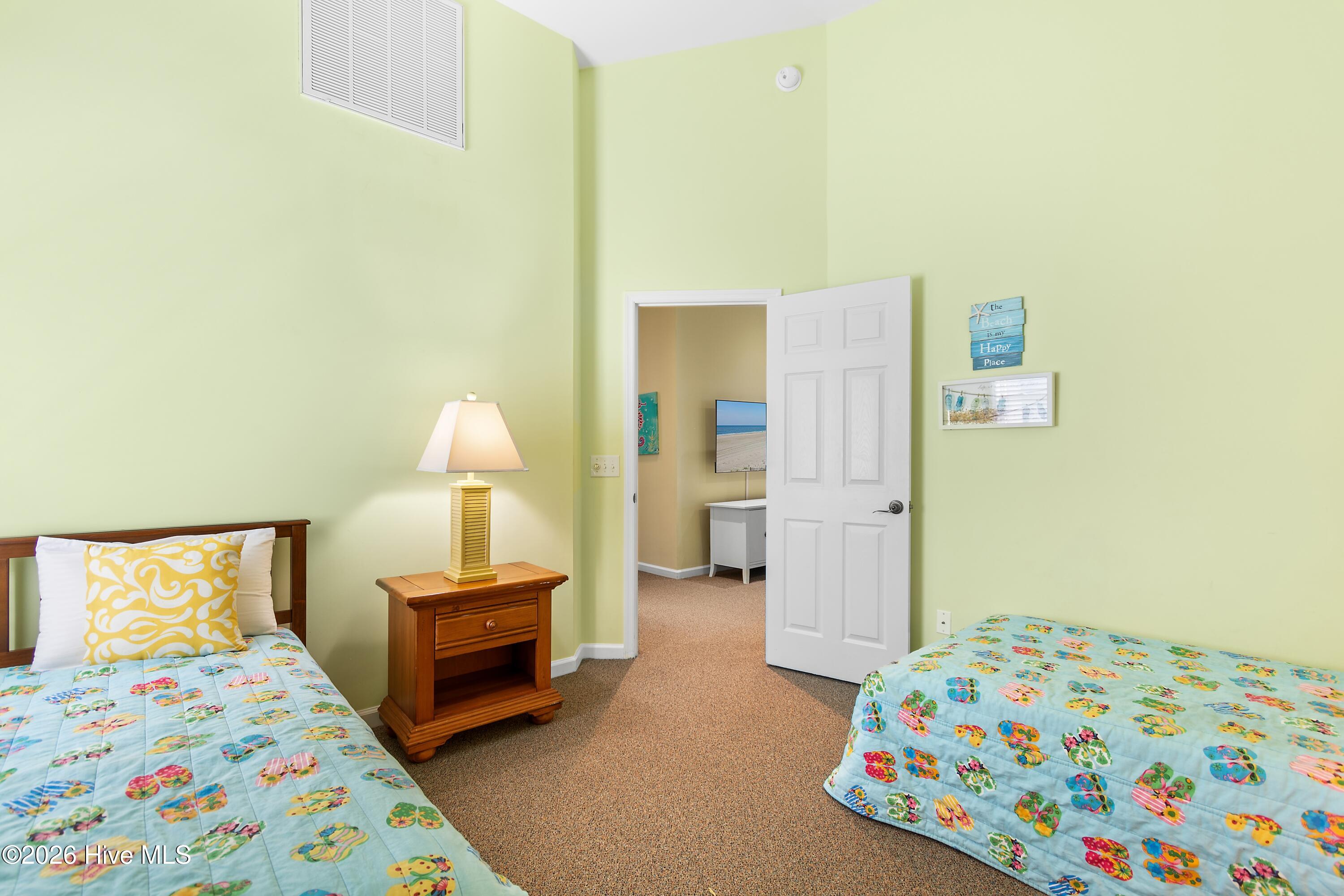 100548422 | Photo 61