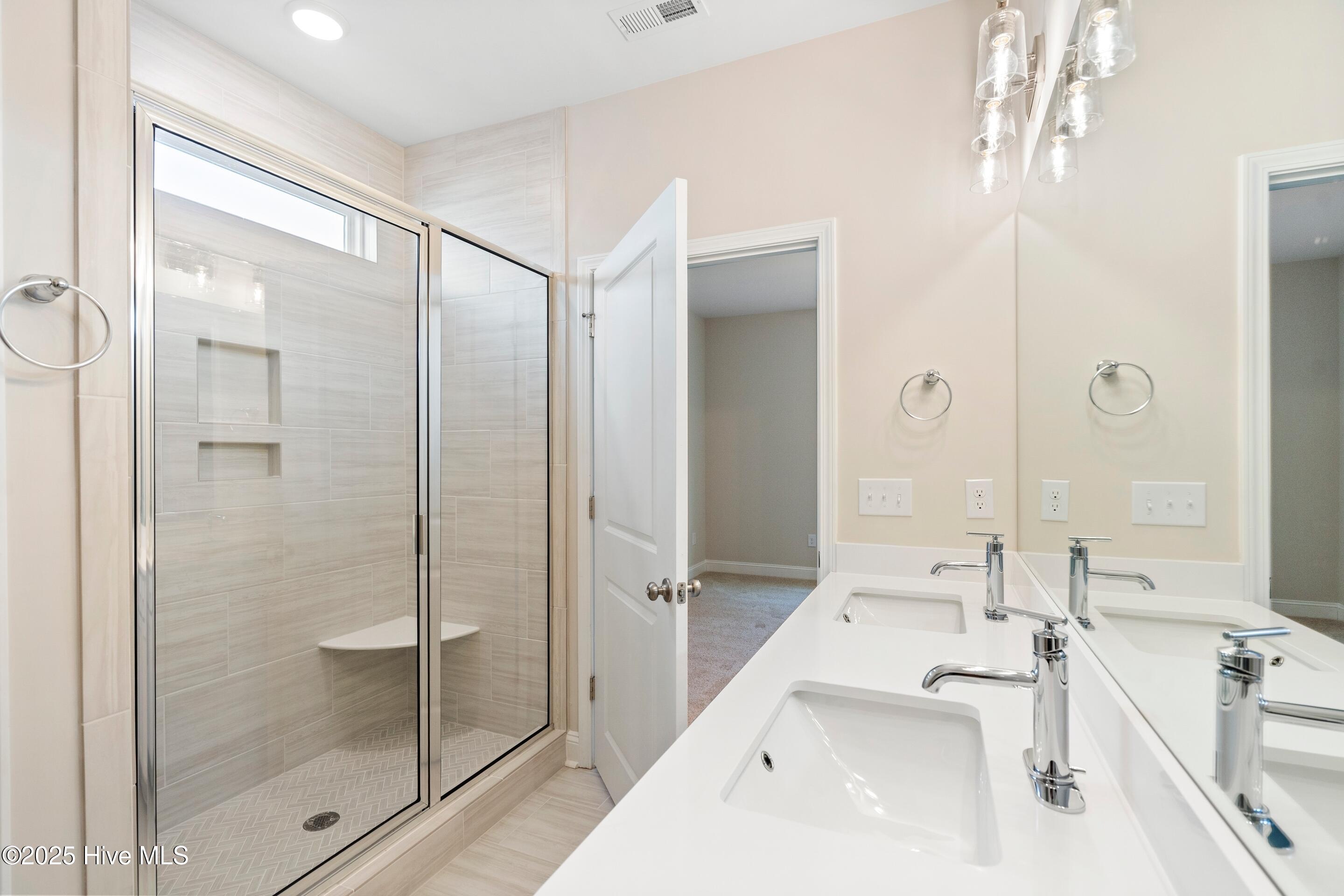 100543354 | Photo 36