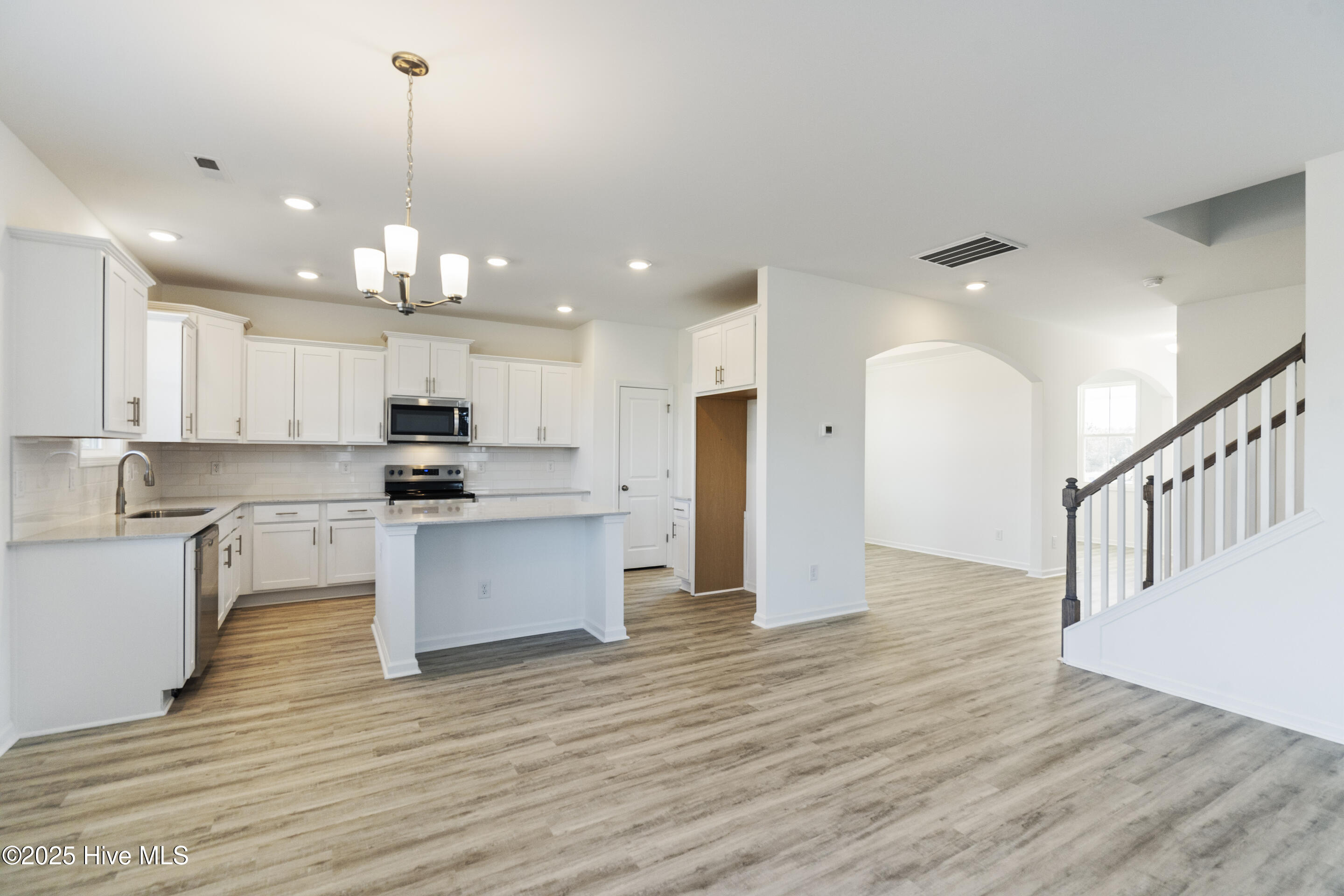 100550382 | Photo 14