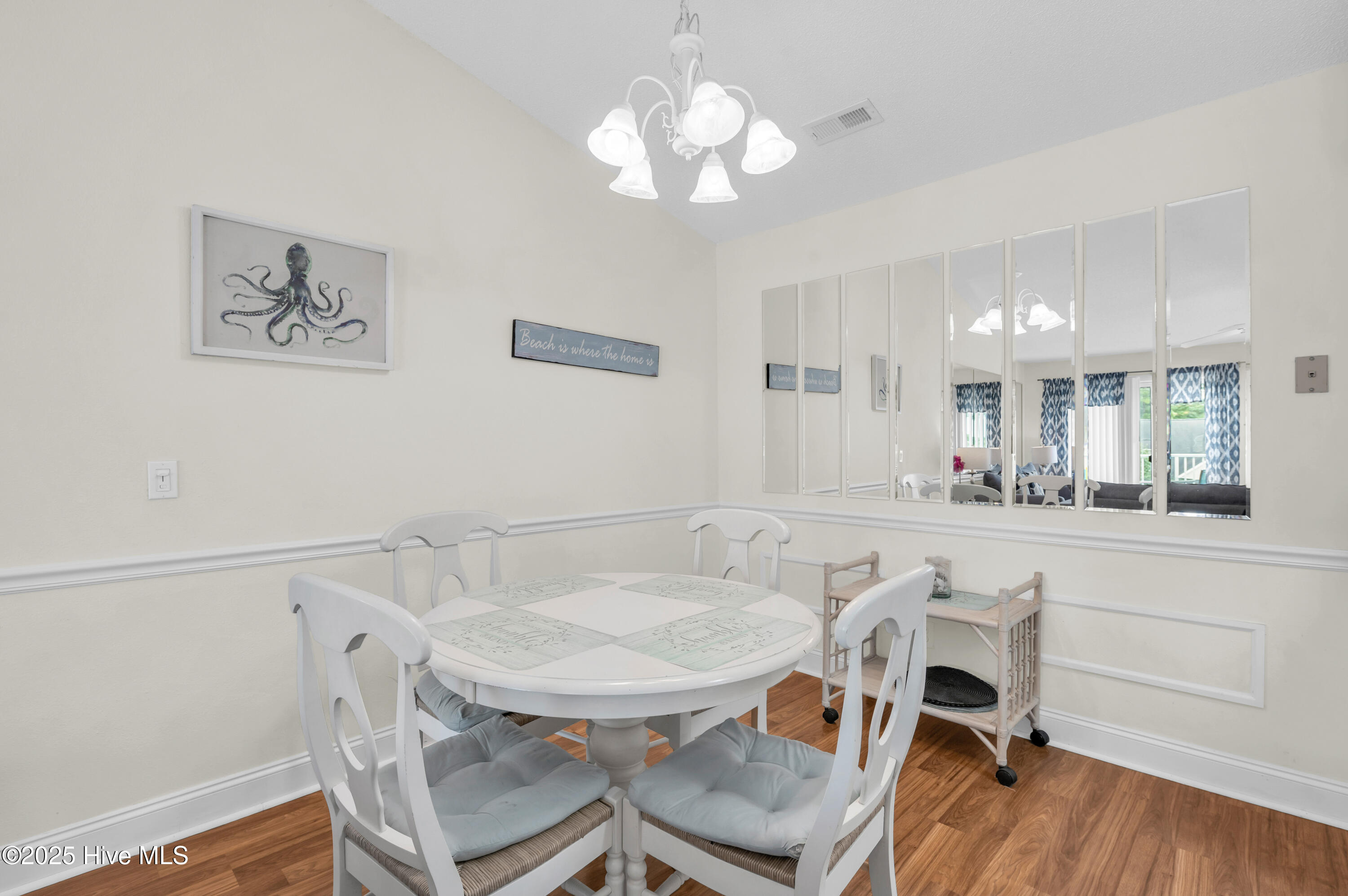 100525155 | Photo 17