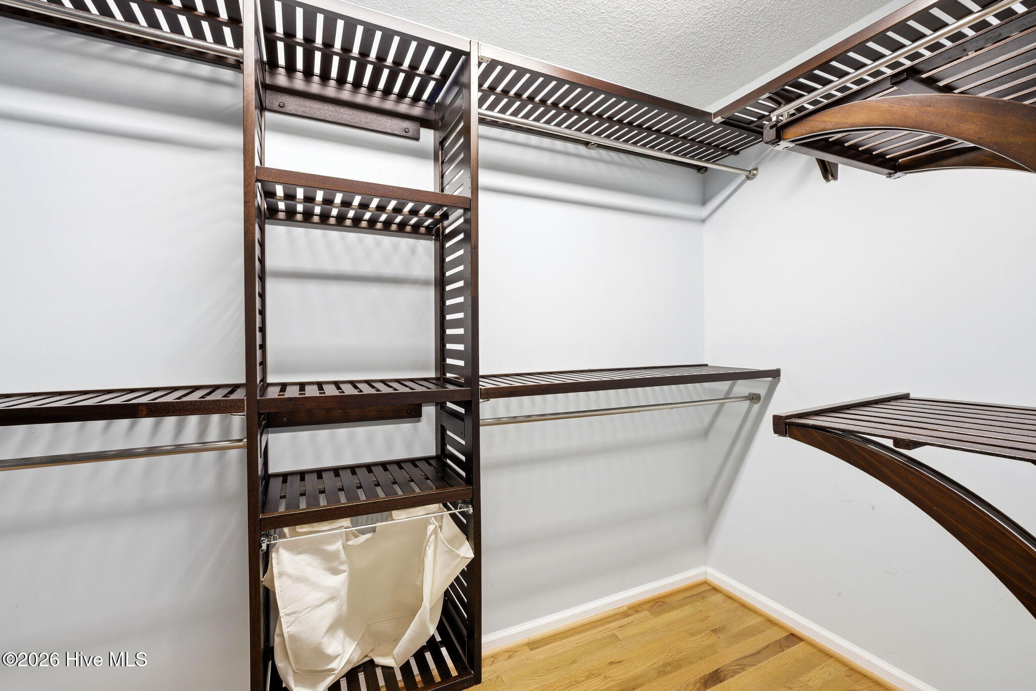 100563483 | Photo 34