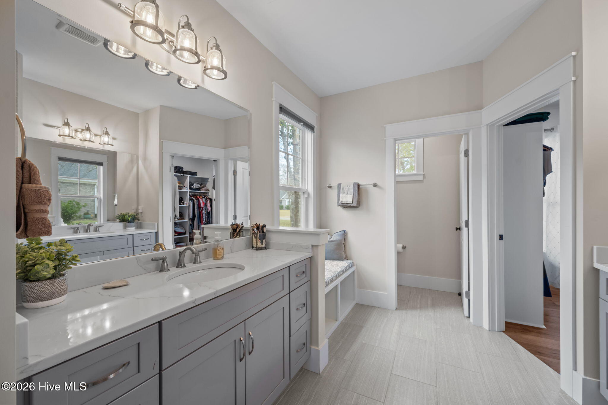 100562487 | Photo 26