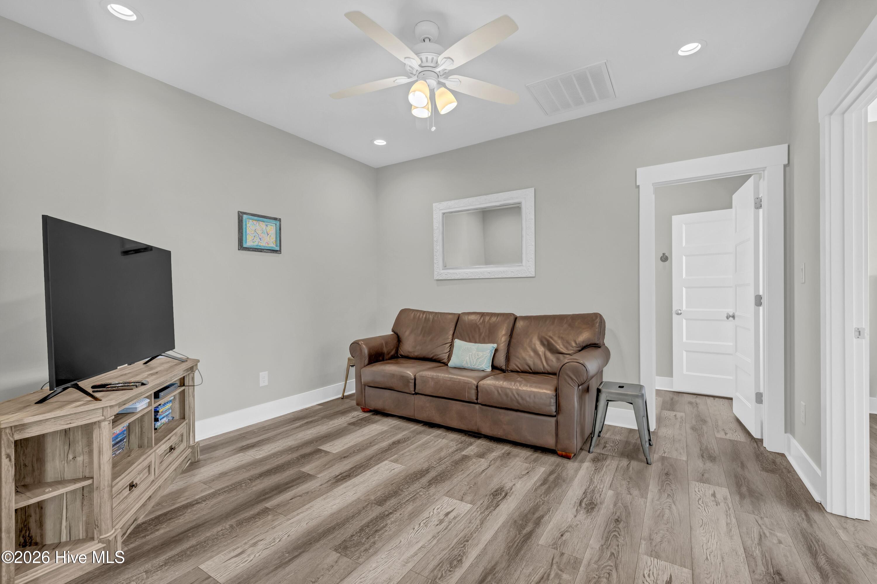 100549808 | Photo 24