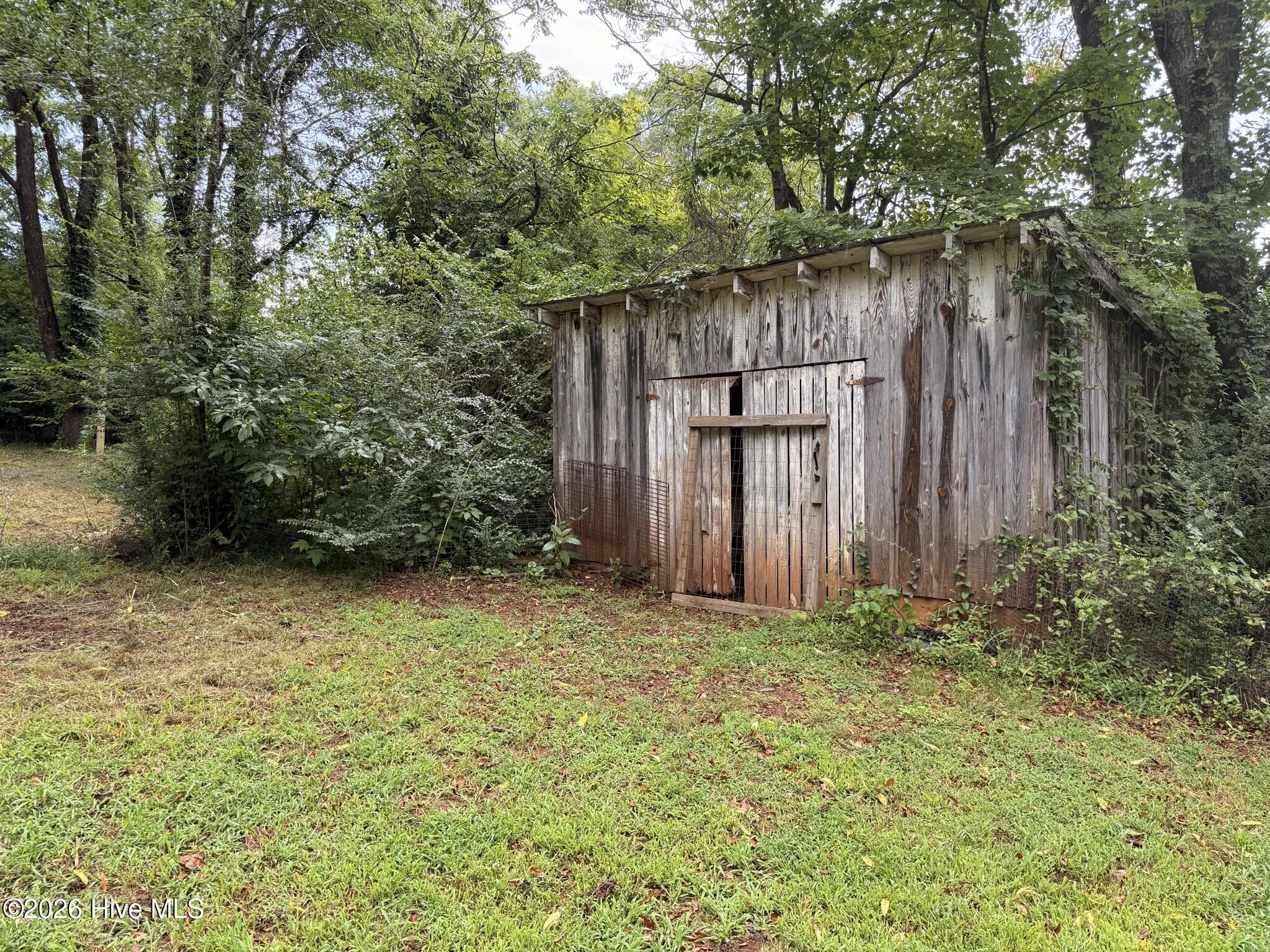 Photo 3 of Single family home for sale at 176 White Oak St, Franklin, NC 28734 | MLS# 100601344 | Listing updated on 2026-09-04