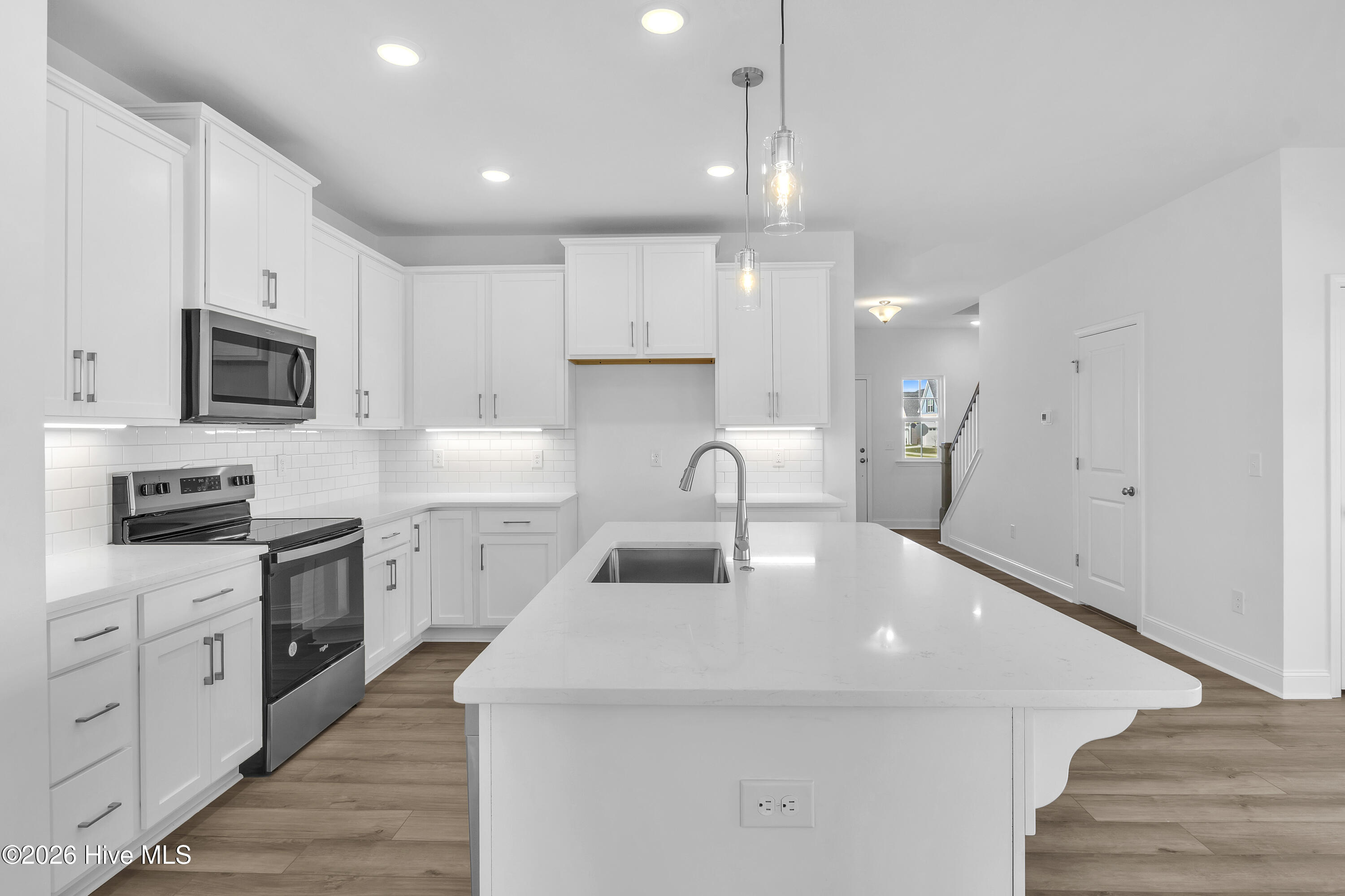 100563590 | Photo 11