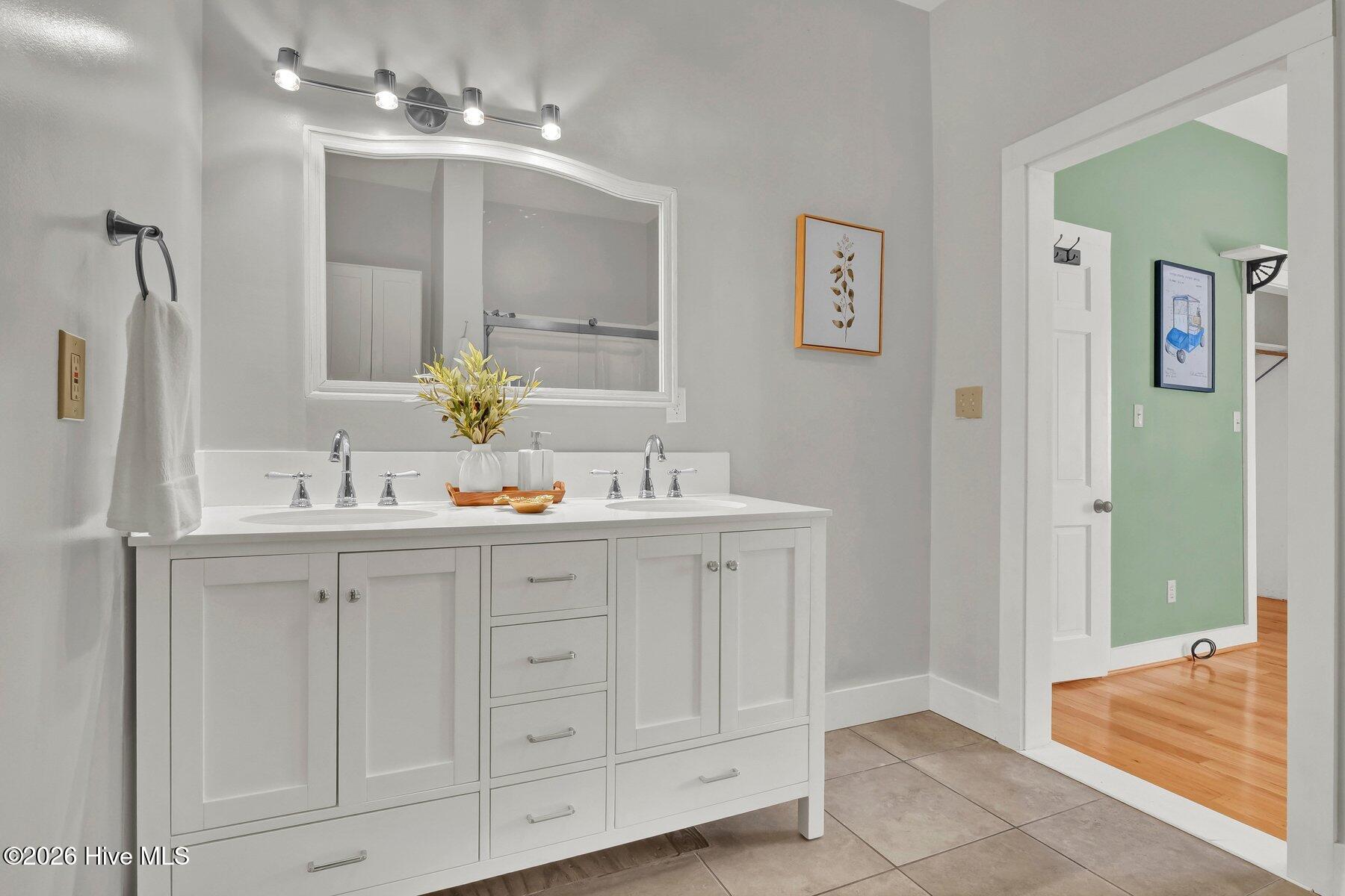 100561074 | Photo 21