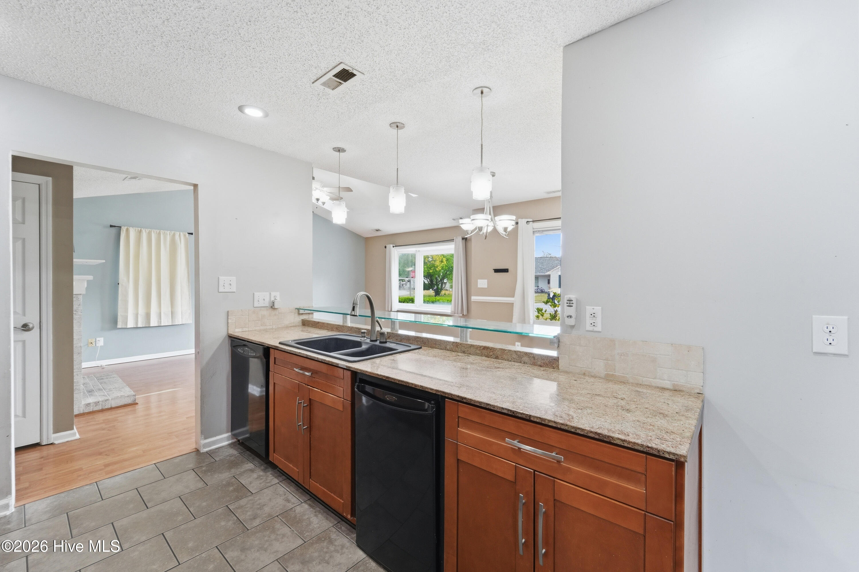 100559067 | Photo 32