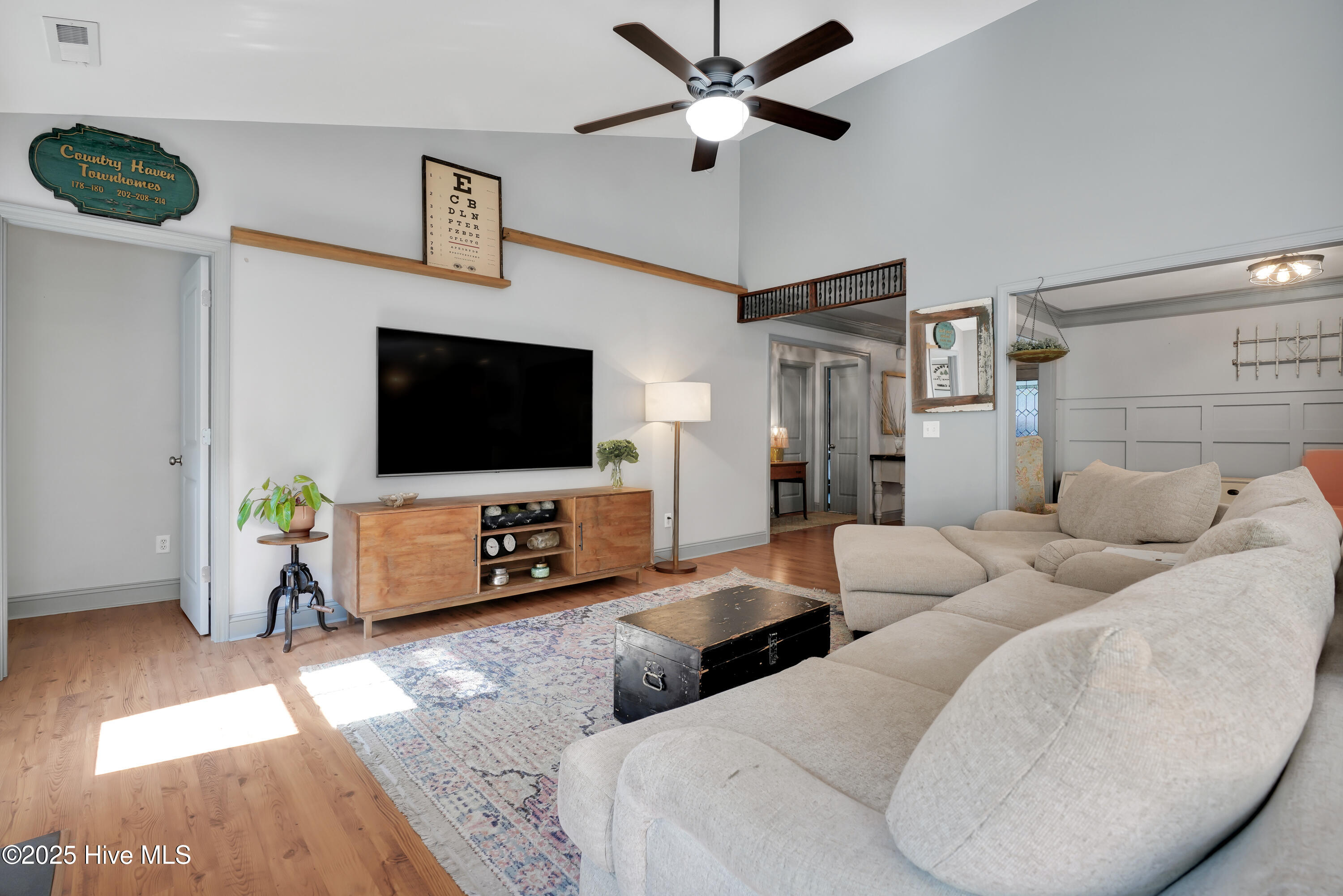 100525985 | Photo 10