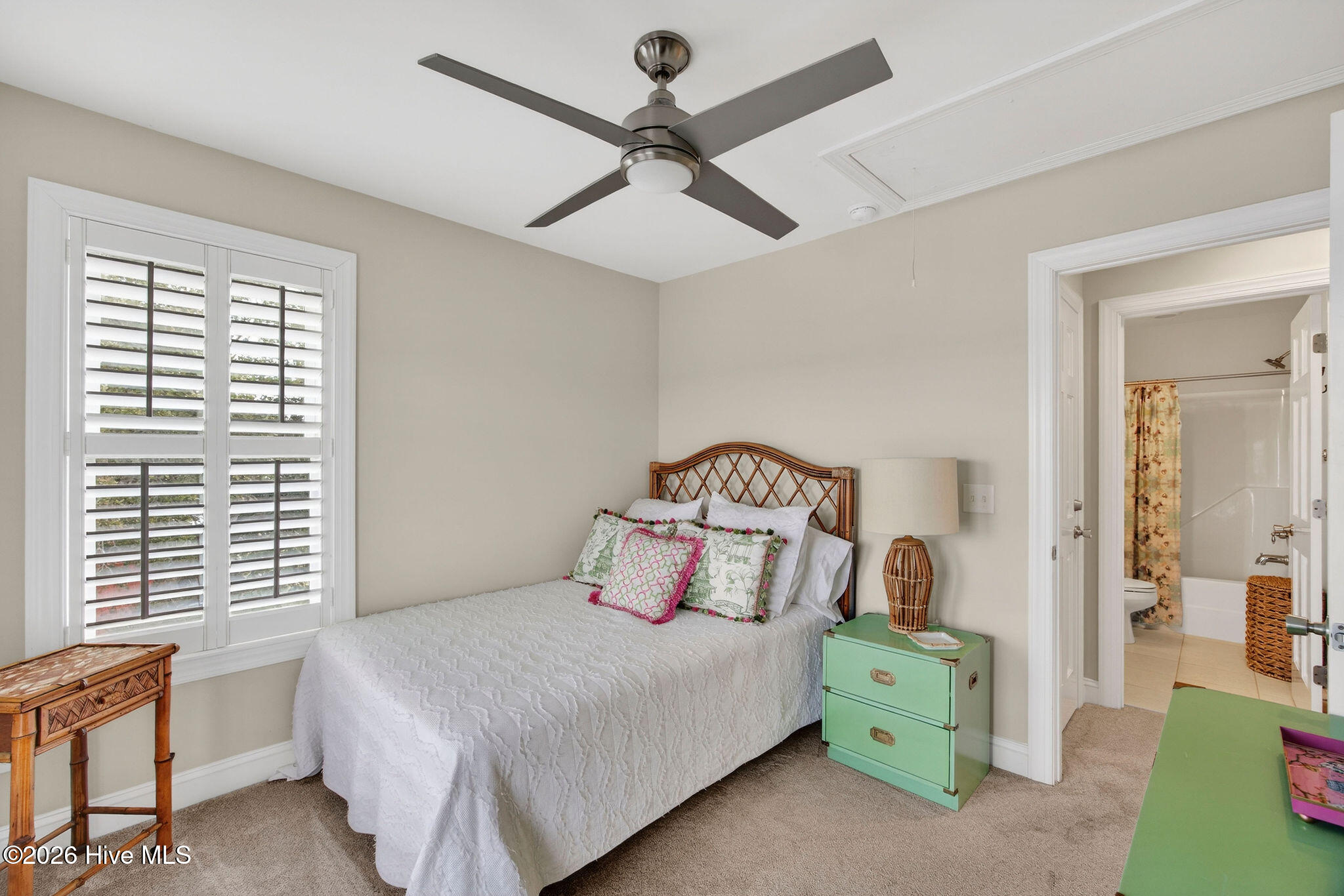 100558611 | Photo 54