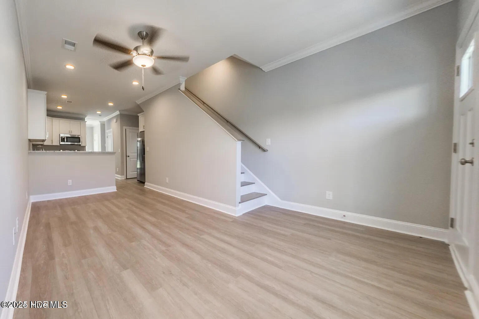 100528909 | Photo 46