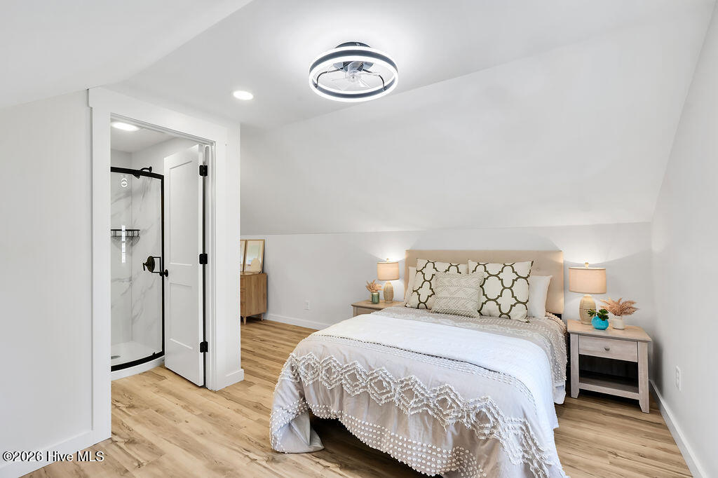 100566148 | Photo 25