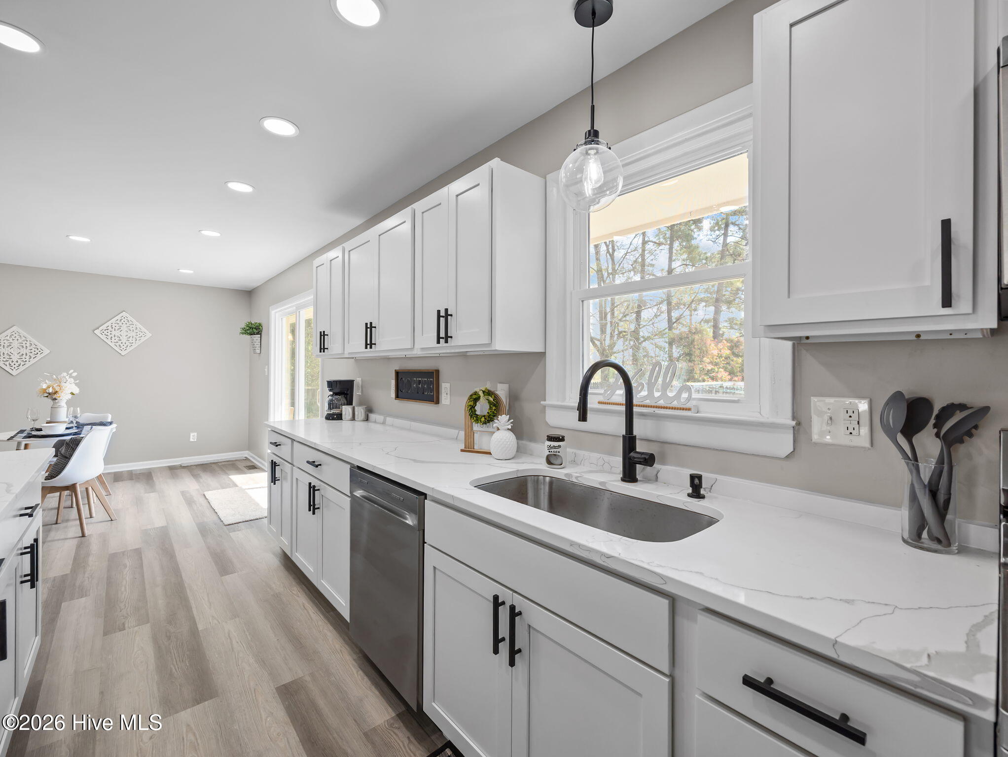 100562789 | Photo 13