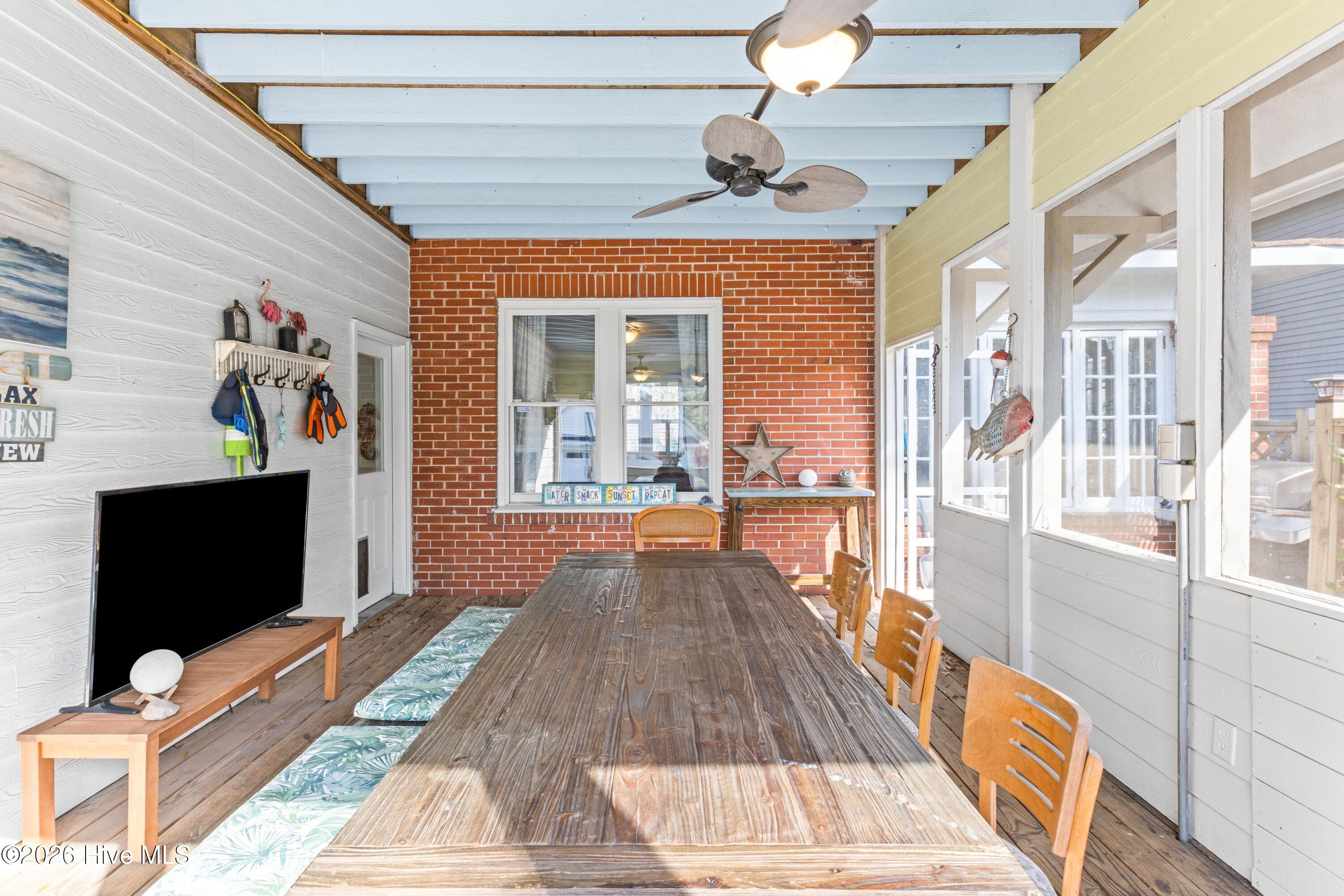 100560142 | Photo 43