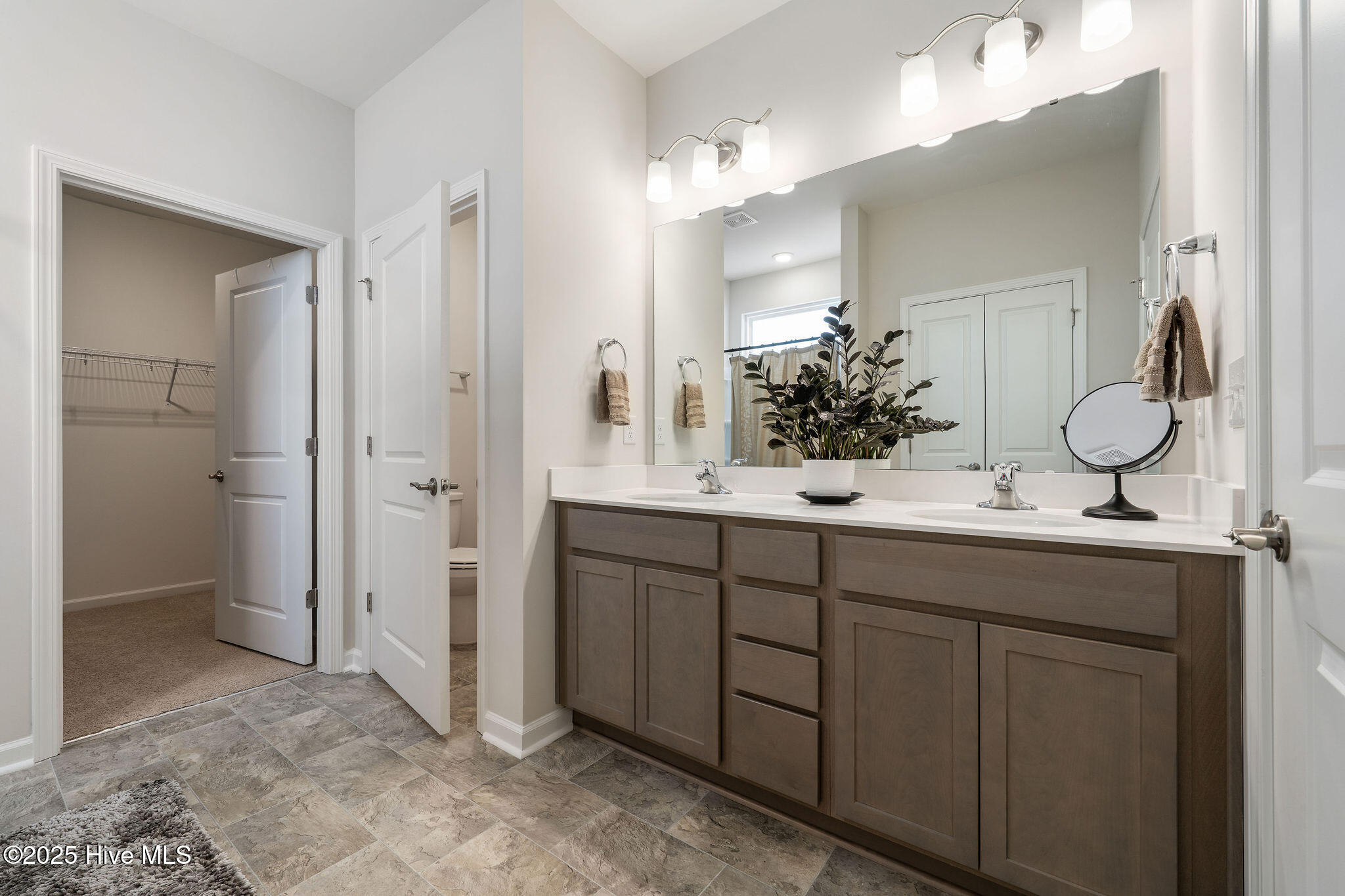 100542569 | Photo 30