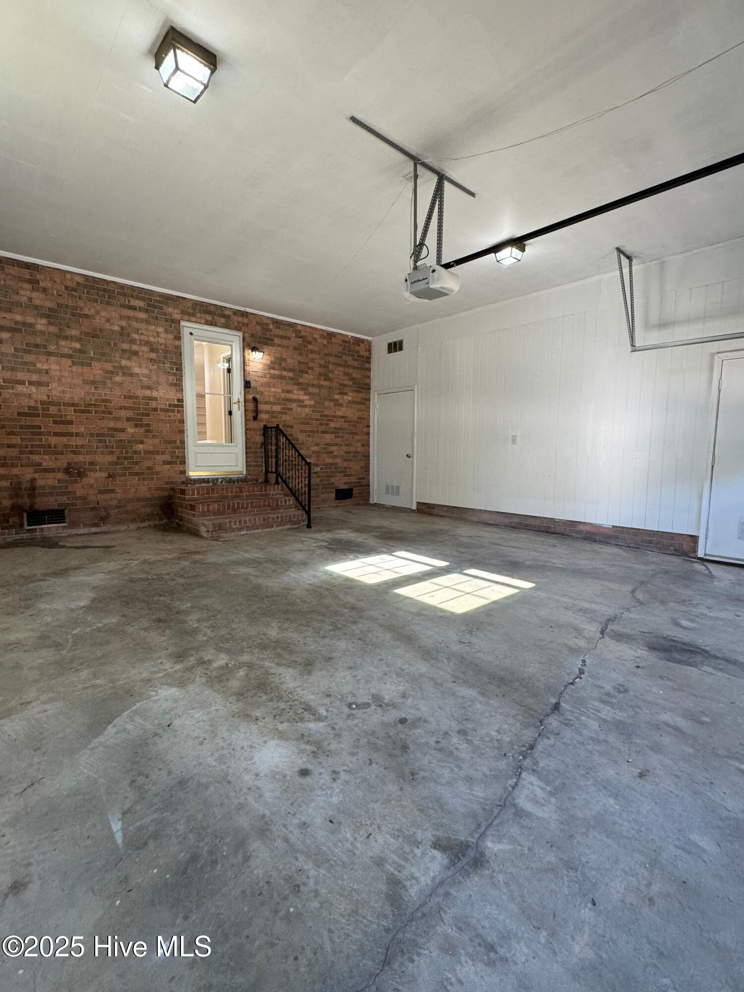 100542072 | Photo 33