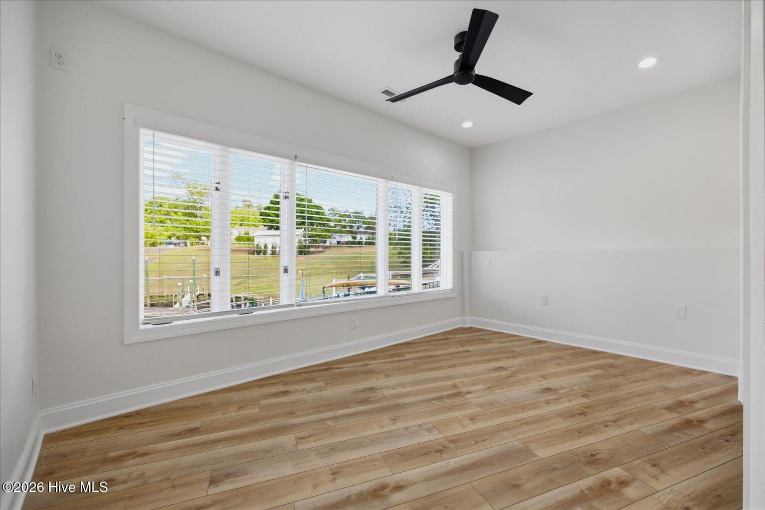 100569224 | Photo 36