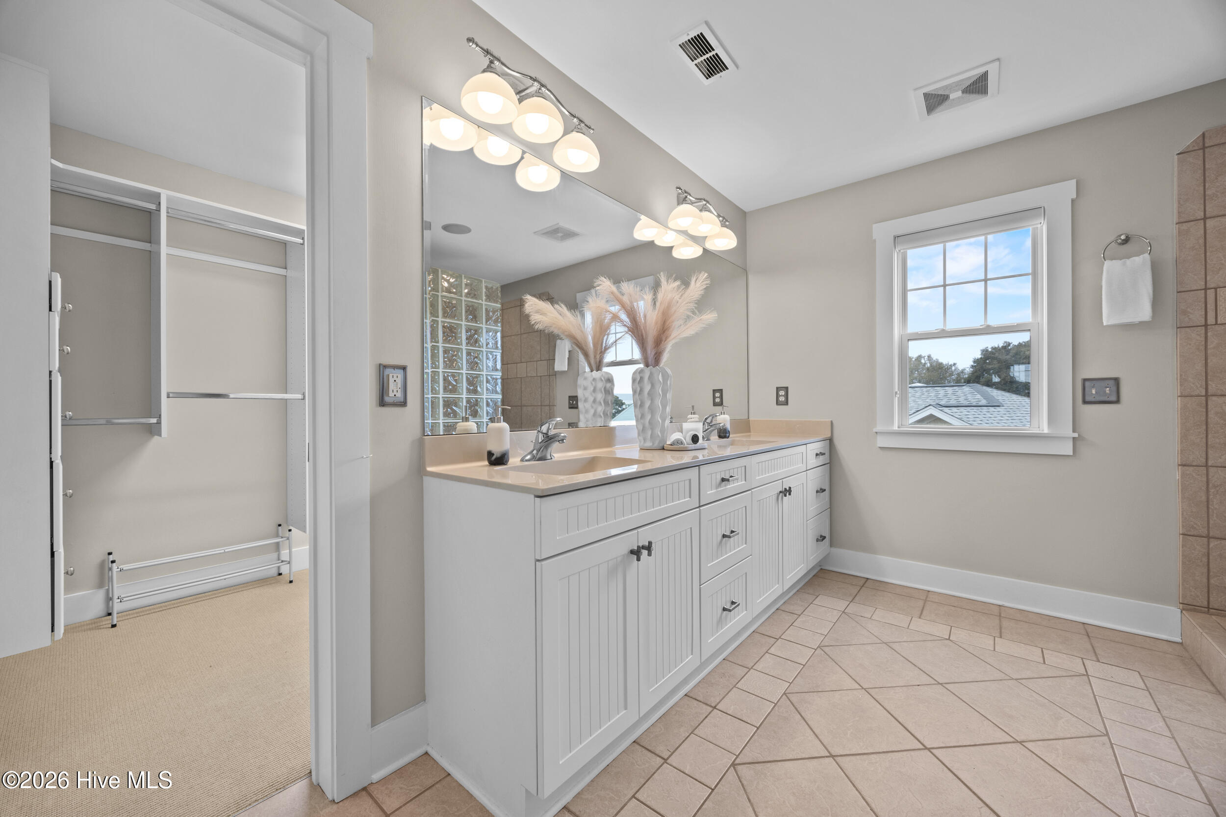 100552893 | Photo 43