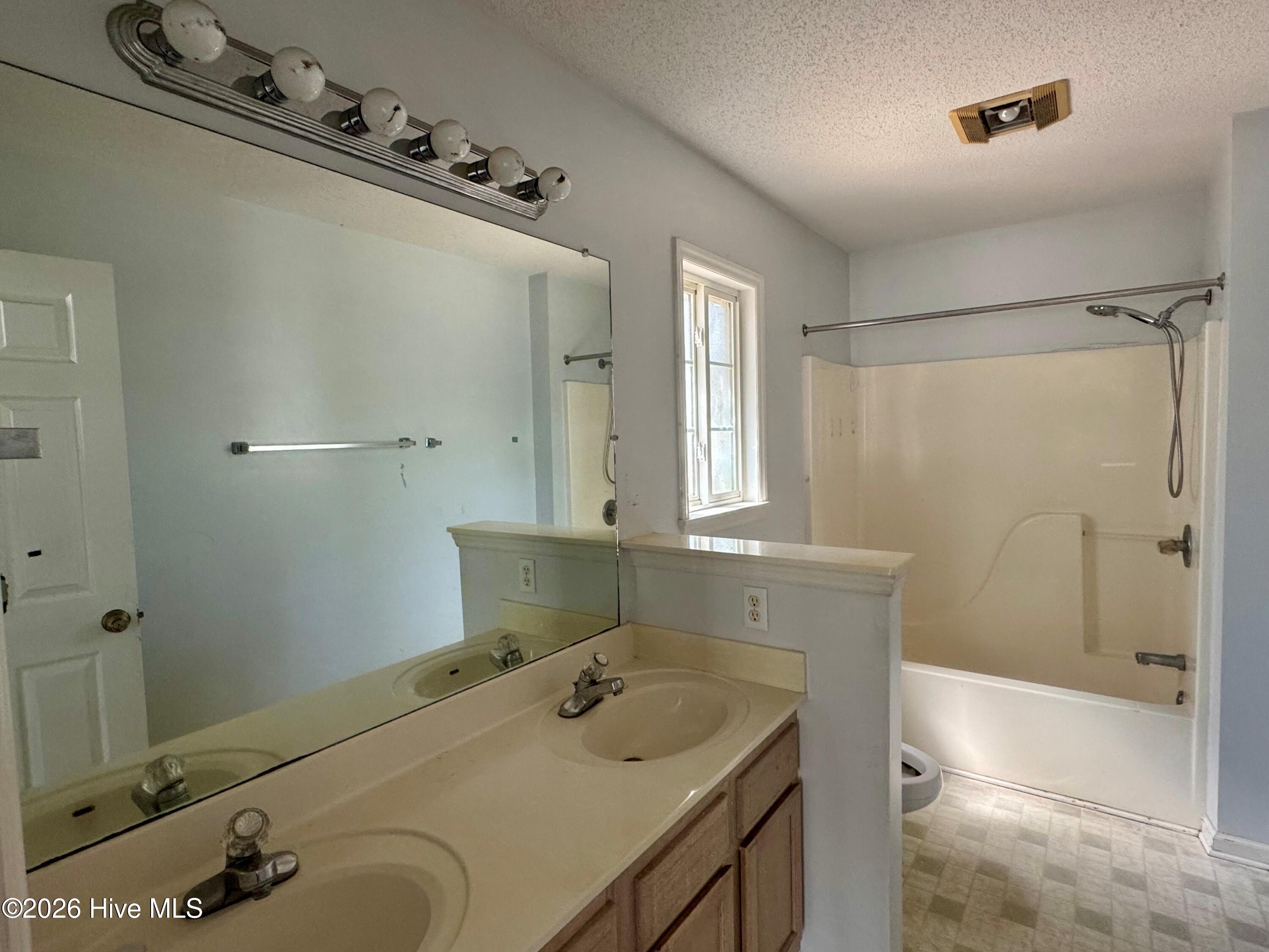 100561066 | Photo 12